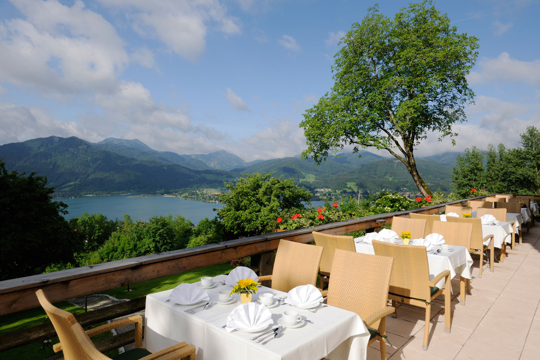 Terrasse mit Blick über den Tegernsee im Hotel Der Westerhof.
