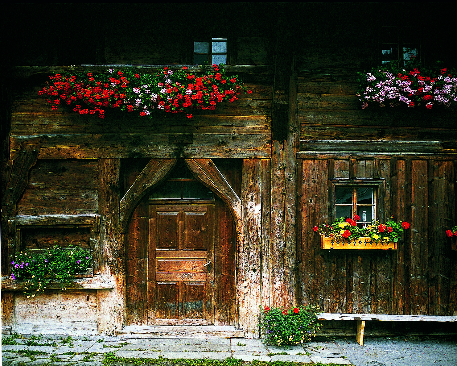 Der Blickfang im Ortszentrum von St. Anton am Arlberg: das historische Thönihaus.
