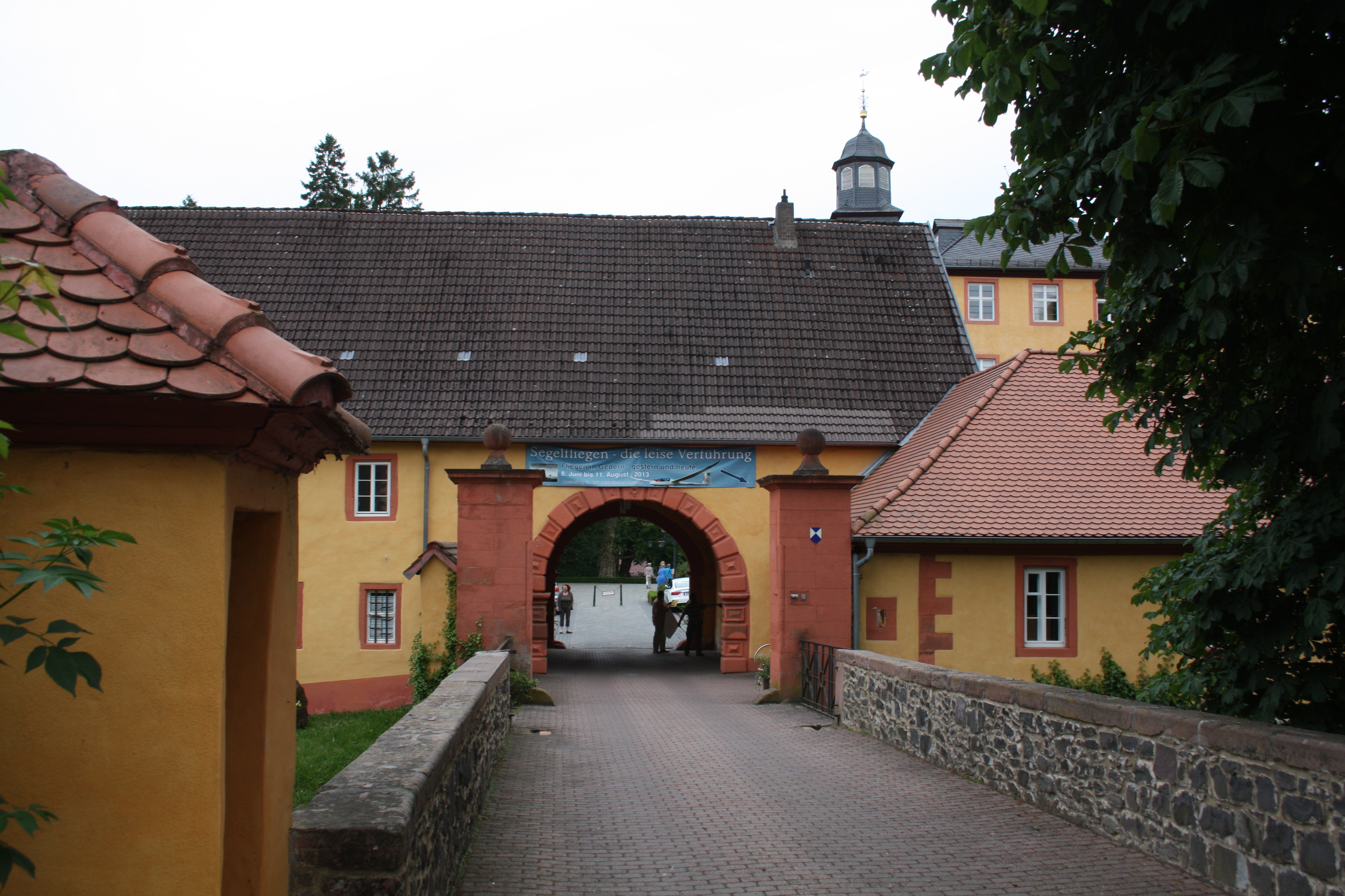 Torbogenhaus und Marstall vom Schloss Gedern.
