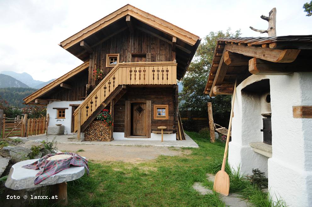 Urige Troadkastn-Sauna und Backofen vom Gasthof Hotel Herrschaftstaverne, Haus im Ennstal (Österreich/Steiermark).
