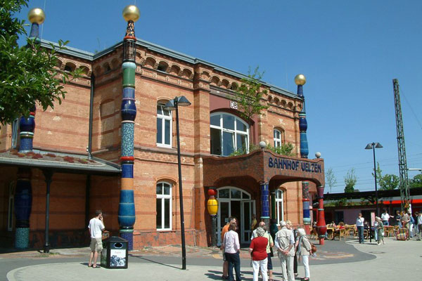 Der Hundertwasser-Bahnhof von Uelzen.