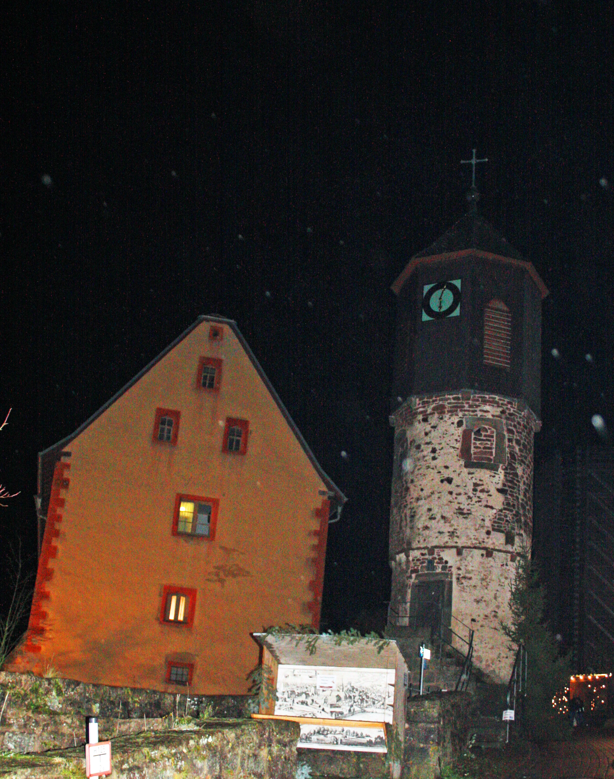 Uhrturm am Hofeingang der Burg Schwarzenfels.
