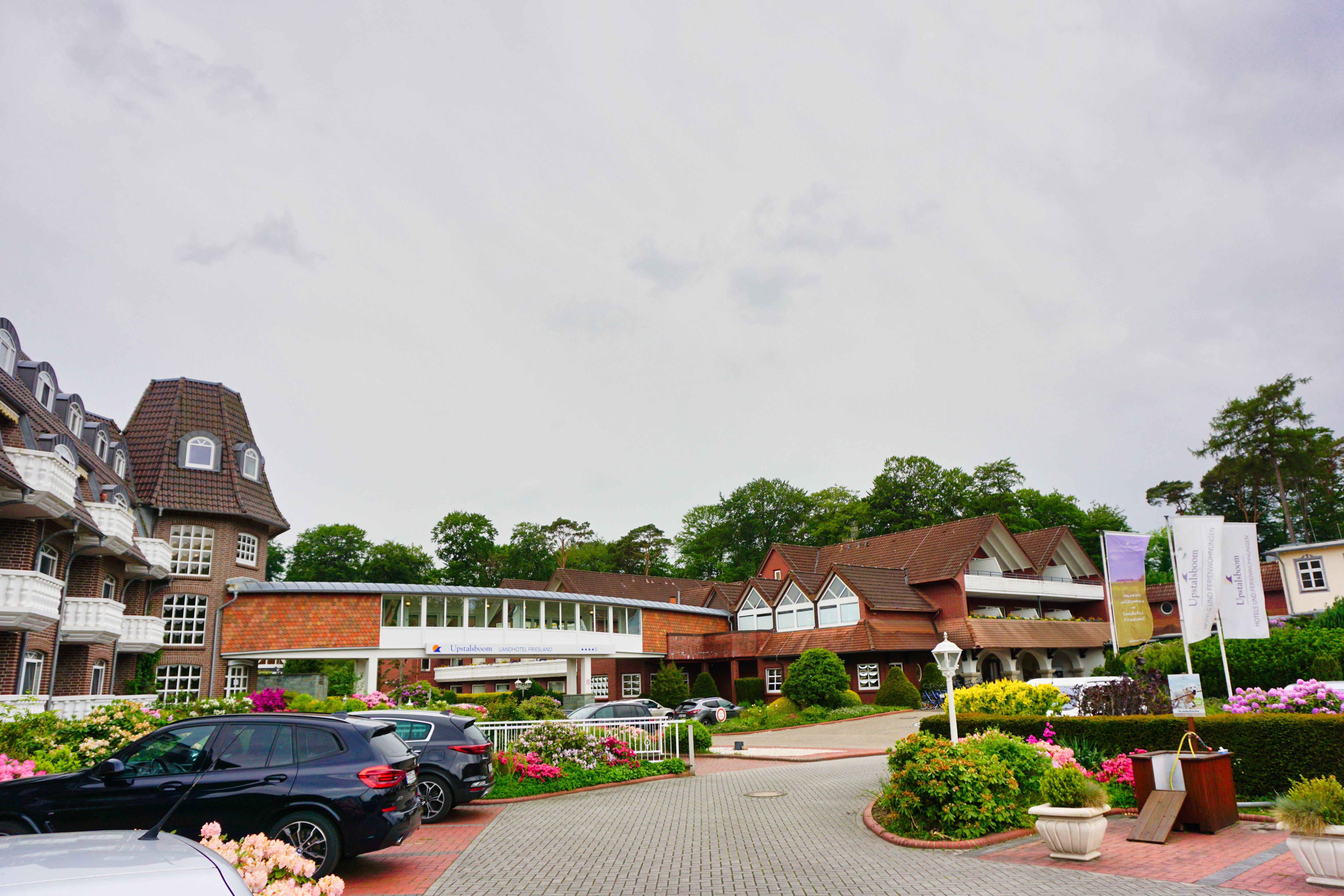 Außenansicht Upstalsboom Landhotel Friesland, Varel.
