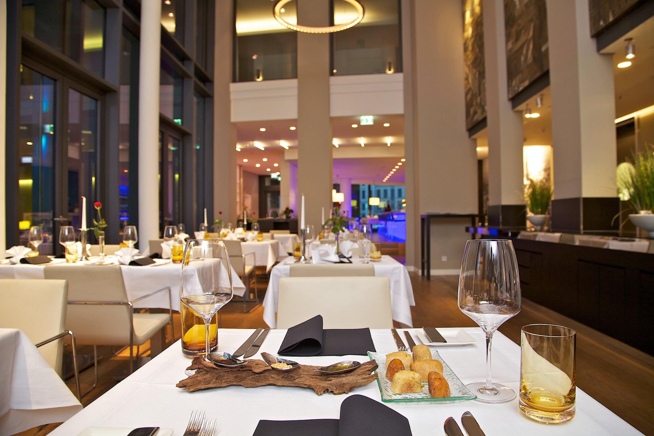 VEN Restaurant & Bar mit offenem Atrium für bis zu 120 Personen im Innside Hotel Dresden.