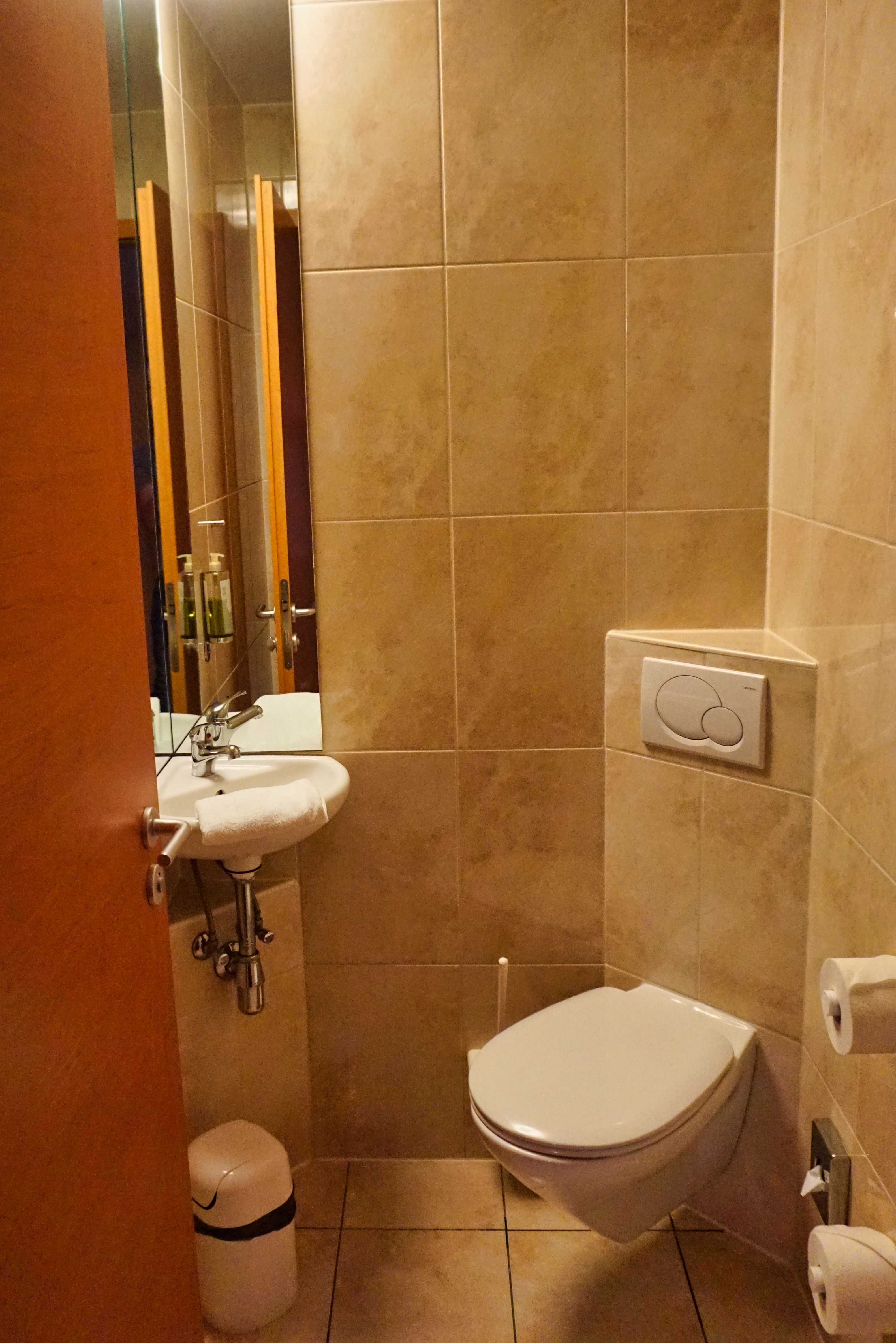 Separates WC im Hotel Upstalsboom Landhotel Friesland, Varel.
