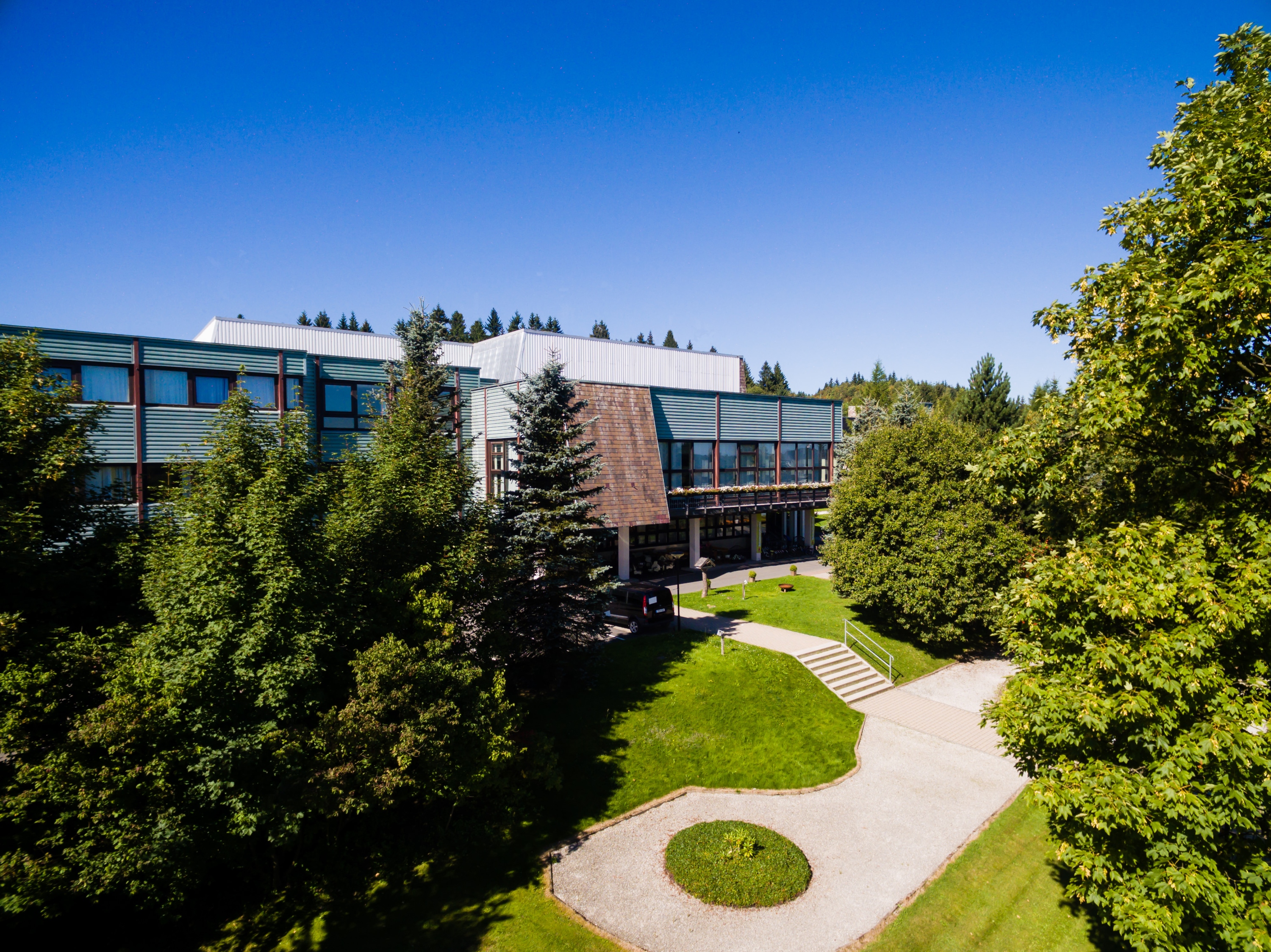 Außenansicht im Sommer, AHORN Waldhotel Altenberg.