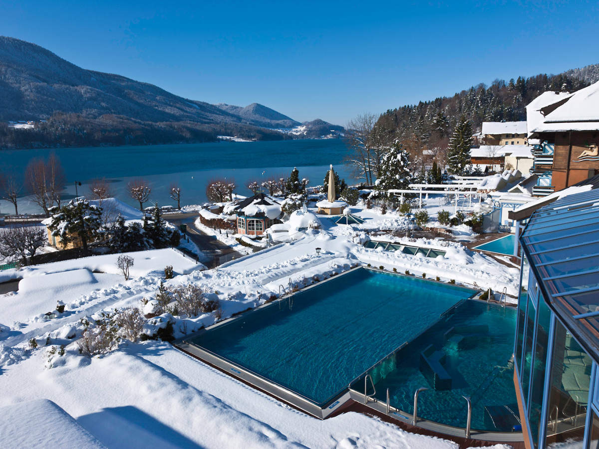 Seit 2009 bietet unser Wellnessbereich mit 4.000 Quadratmetern Entspannung pur auf zwei Ebenen: In der Wasser- und Saunawelt sowie im Waldhof Spa. Im Angebot stehen außerdem entspannende Wellnessbehandlungen wie Massagen, Beauty-Anwendungen oder Kräuterbäder.