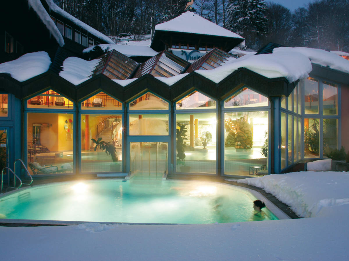 Ebner’s Waldhof Hotel mit beheiztem Aussenpool im Winter.