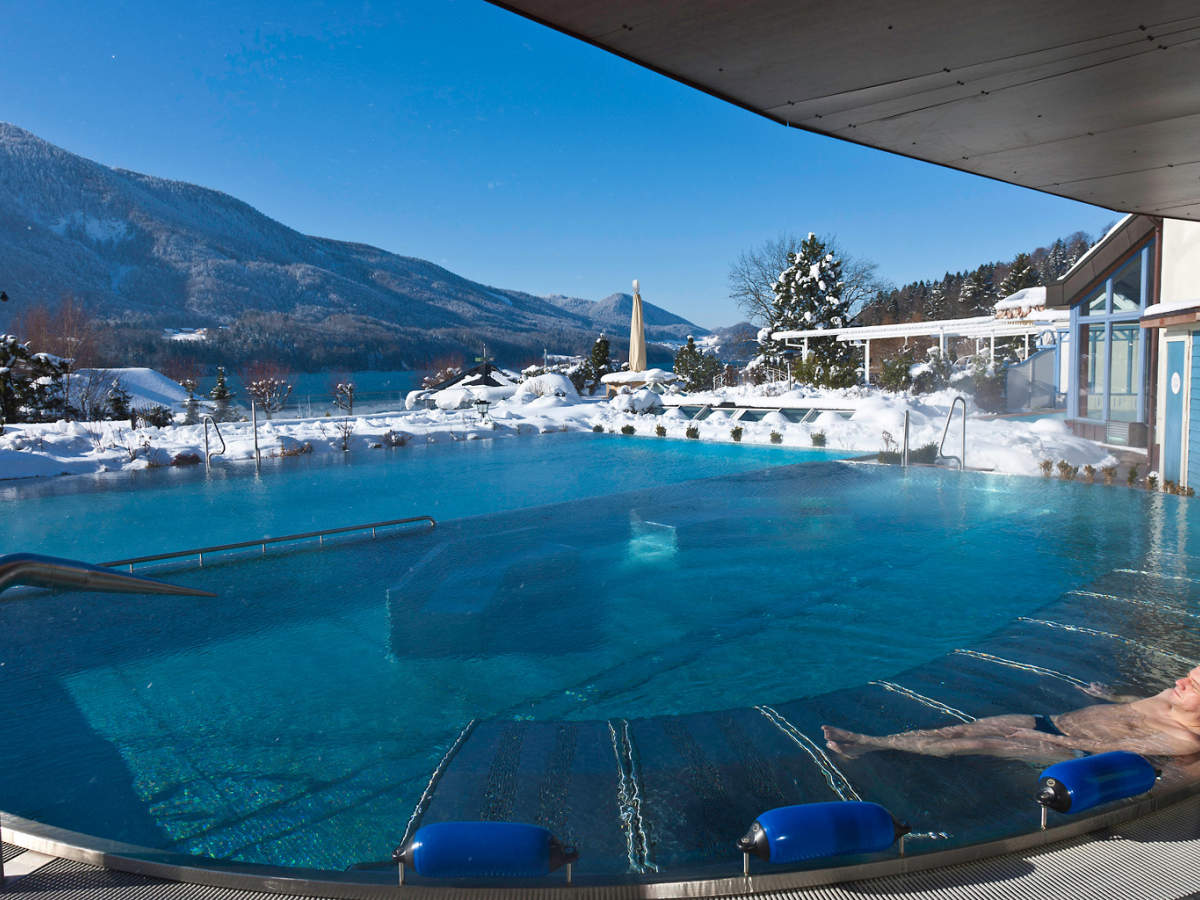 Direkt am Fuschlsee im wunderschönen Salzkammergut gelegen, bietet der Waldhof eine Vielfalt an Möglichkeiten für Ihren perfekten Urlaub. Während draußen die einzigartige Natur zum Baden und Wandern einlädt, warten drinnen traumhafte Suiten und Zimmer, entspannende Relax-Zonen, der größte private Spa im Salzkammergut, die großzügige Wasserwelt, die erste Kräuterküche Österreichs sowie gemütliche Restaurants...