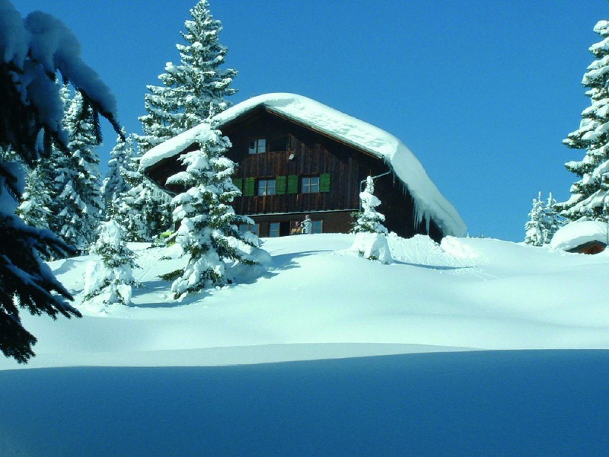 Die Wannenkopfhütte in Obermaiselstein im Winter.
