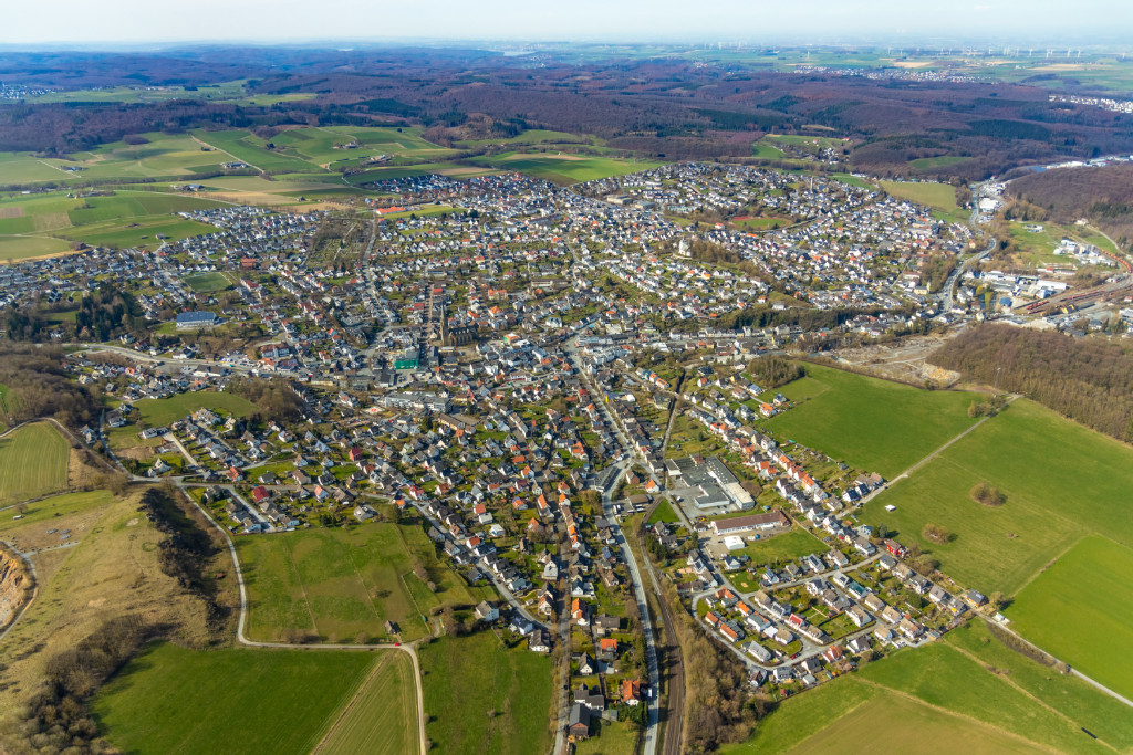 Luftbild von Warstein.
