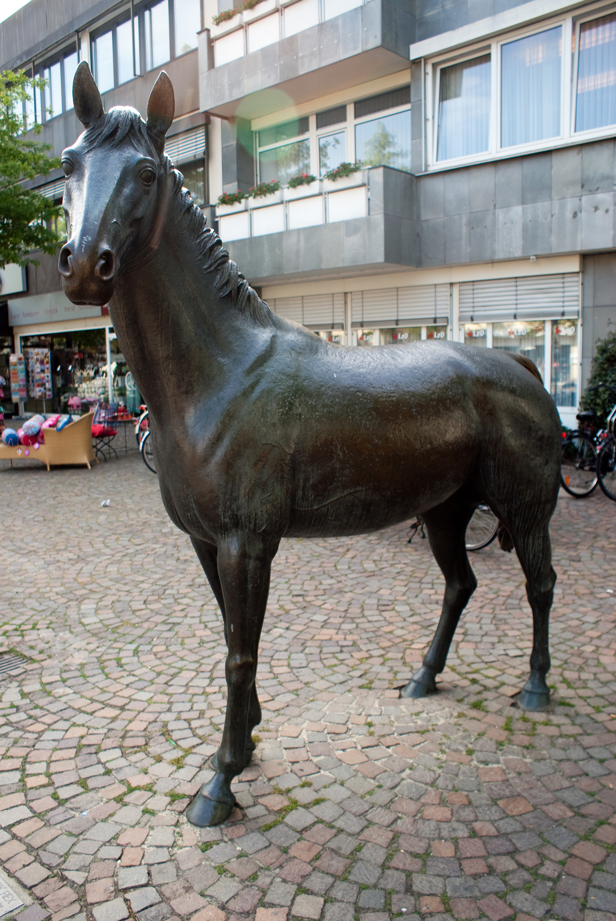 Bronzeplastik: Pferd Warwick Rex auf dem Europa Platz in Vechta.
