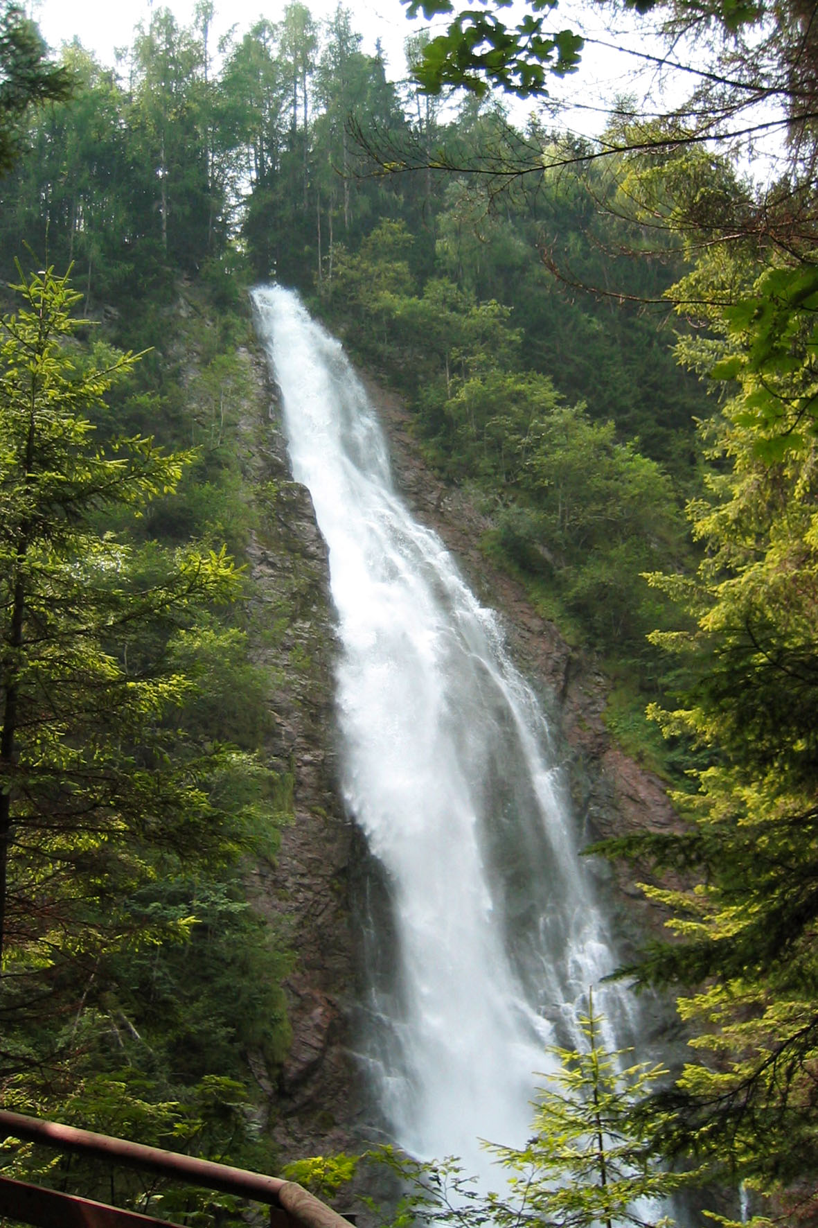 Im Raurisertal, das auch Tal der Quellen genannt wird, gibt es zahlreiche Schätze der Natur zu entdecken - zum Beispiel das Quellparadies Rauriser UrQuell.
