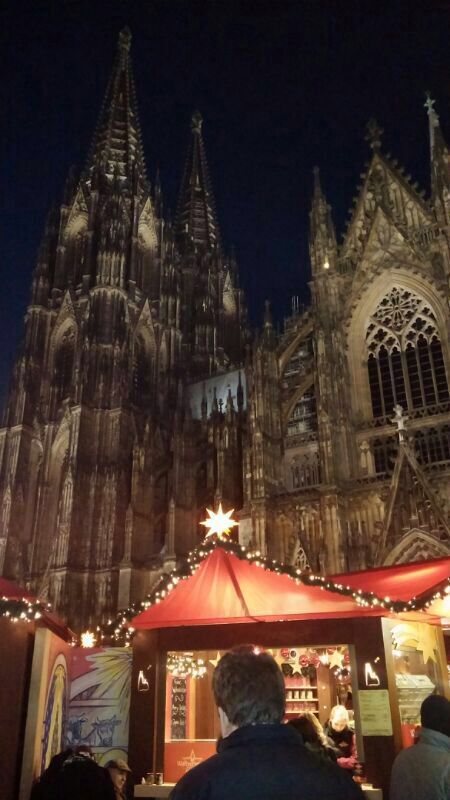 Der Weihnachtsmarkt in Köln vor dem imposanten Dom.
