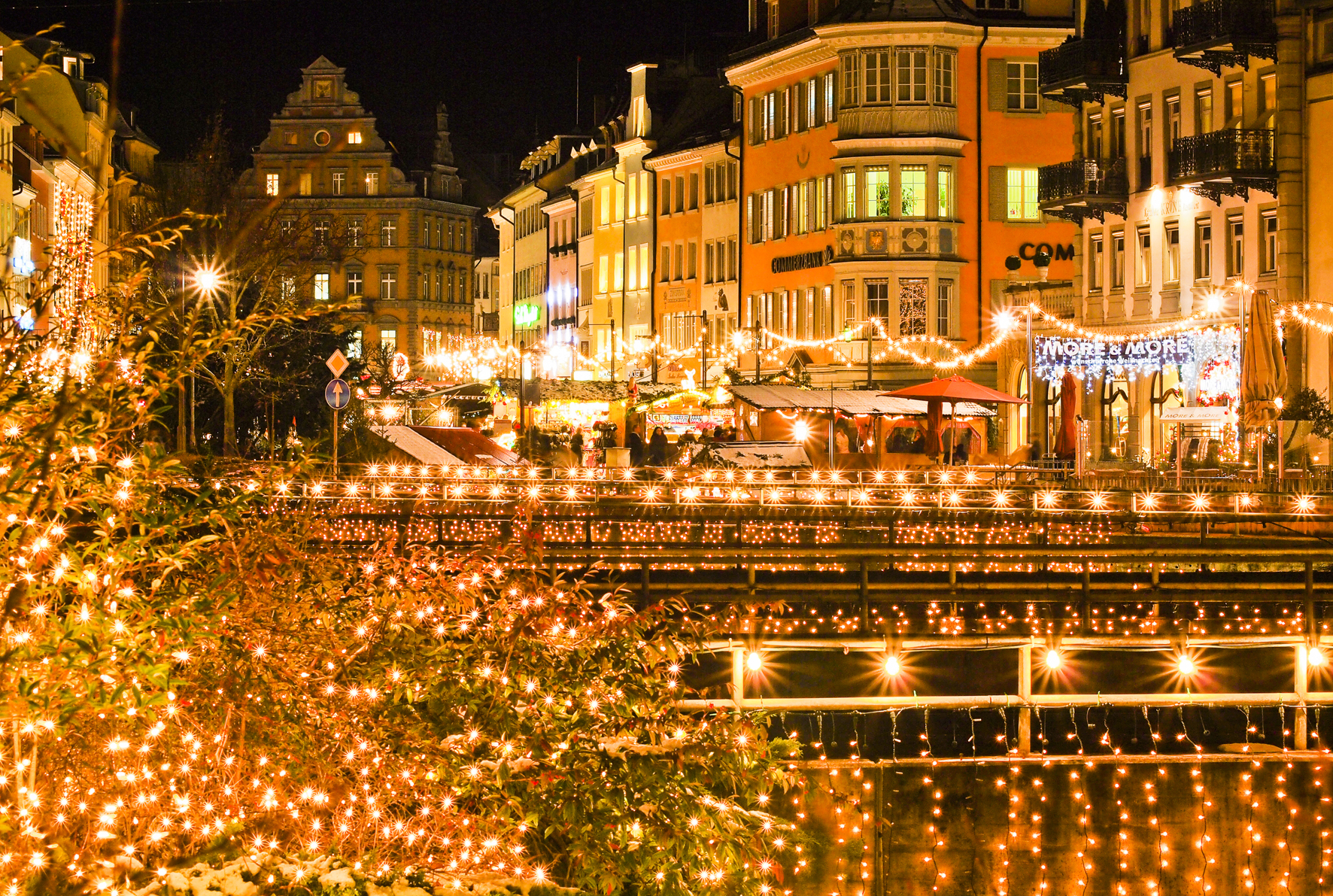 Der Weihnachtsmarkt auf der Marktstätte in Konstanz.
