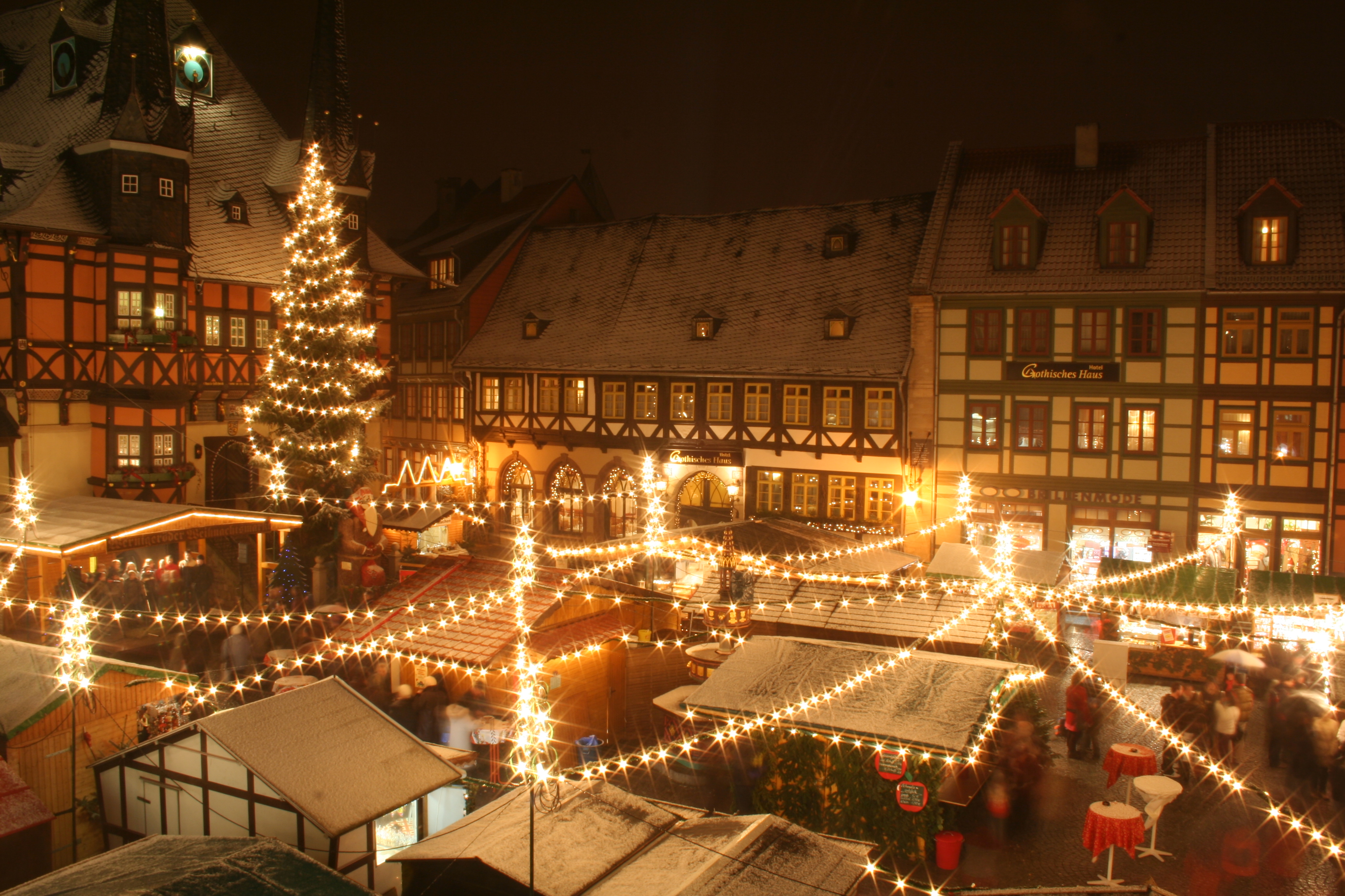 Der festlich geschmückte Weihnachtsmarkt in Wernigerode vor dem historischen Rathaus.
