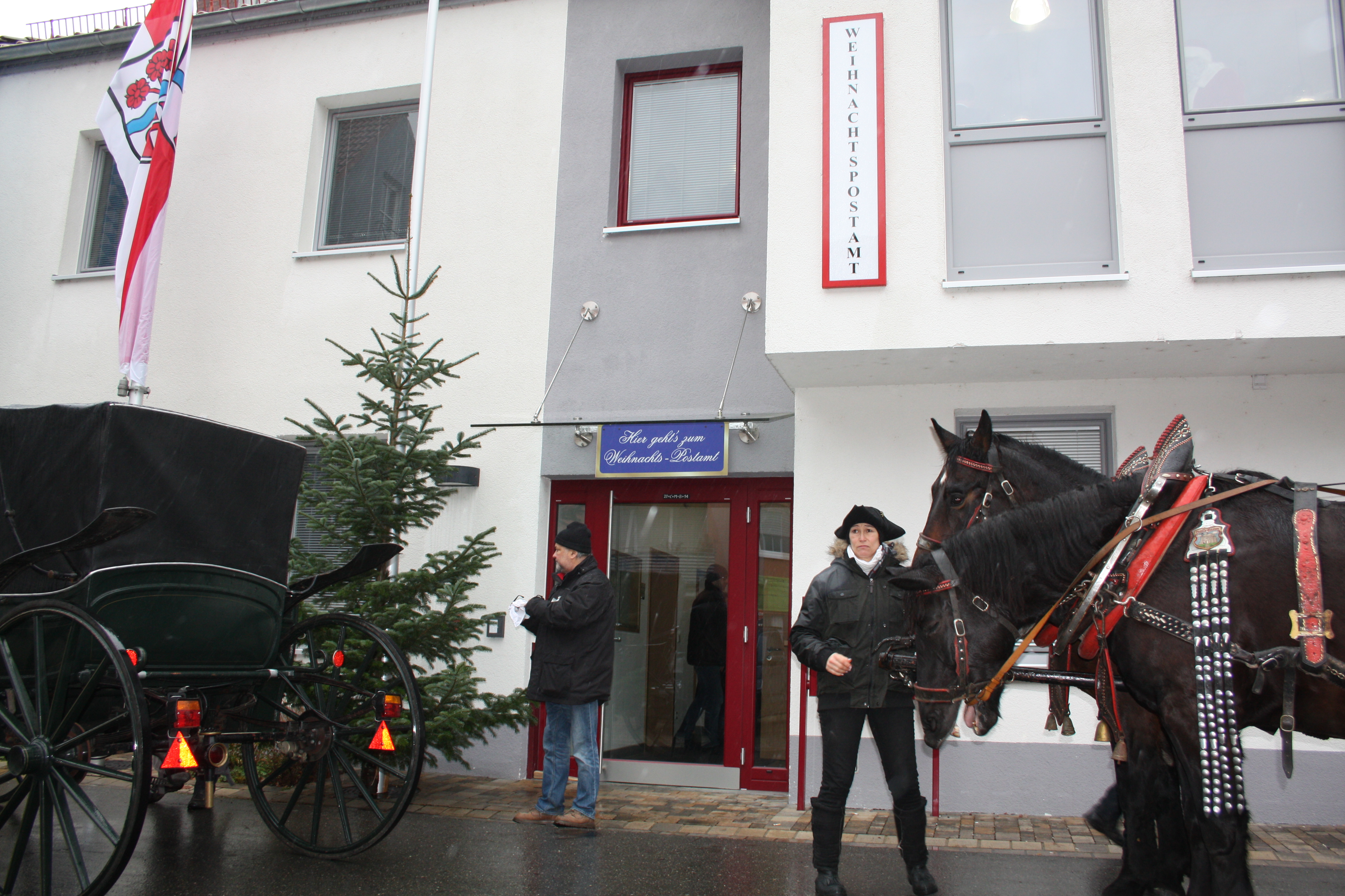 Weihnachtsmarkt Himmelstadt: Die Kutschen vor dem Weihnachtspostamt.