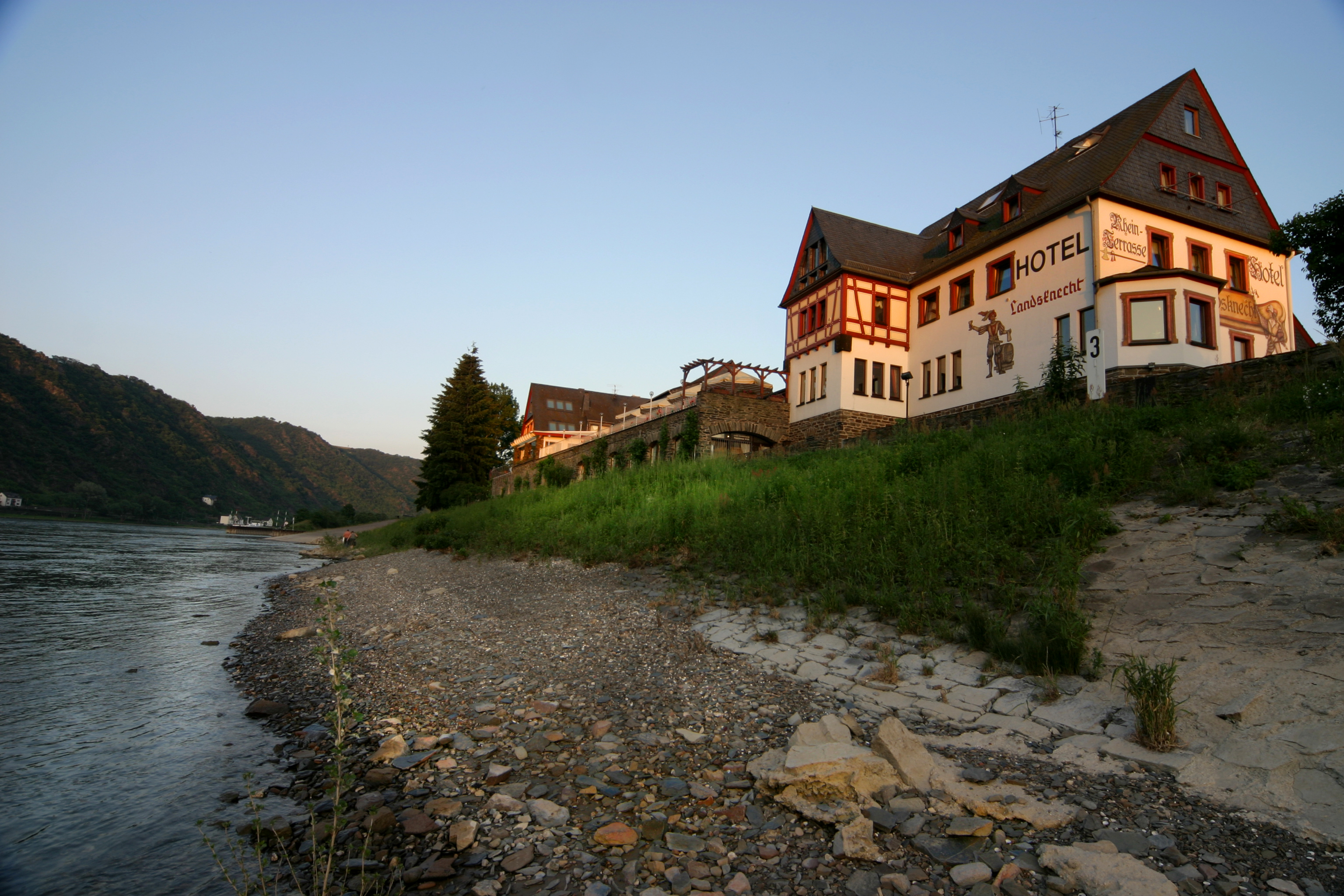 Außenansicht vom Weinhotel Landsknecht in Sankt Goar bei Abendröte.
