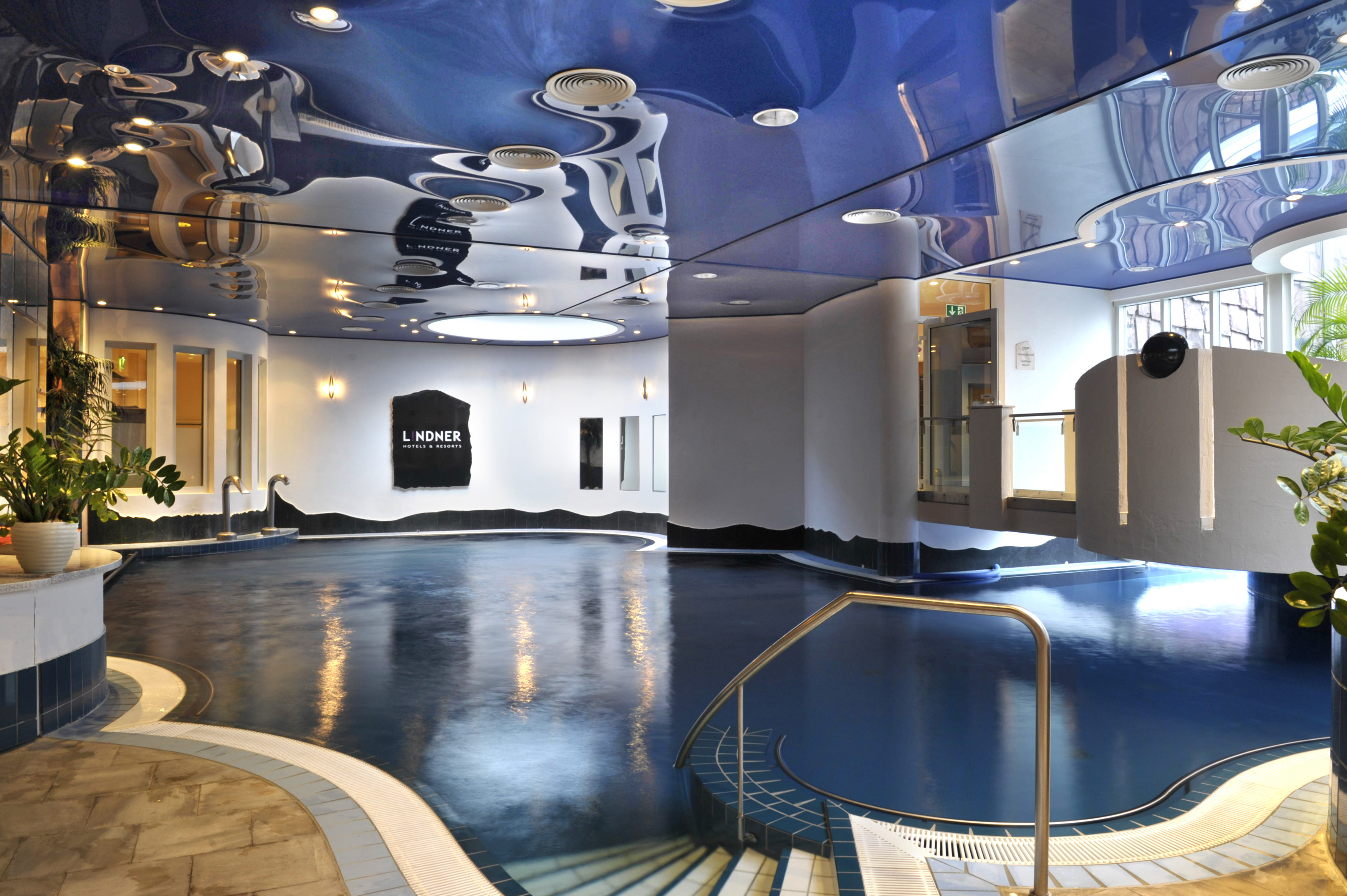 Innenpool im Wellnessbereich des Lindner Hotel Binshof Speyer.
