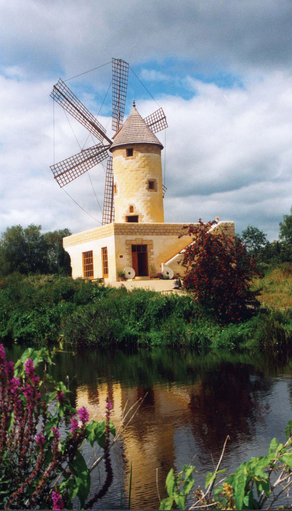Windmühle am See im Mühlenmuseum Gifhorn