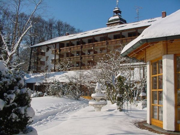 Das Yachthotel Chiemsee im Winter.
