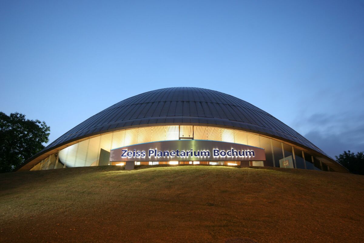 Das Zeiss-Planetarium Bochum bei Dämmerung mit der prägnanten Unterbeleuchtung.
