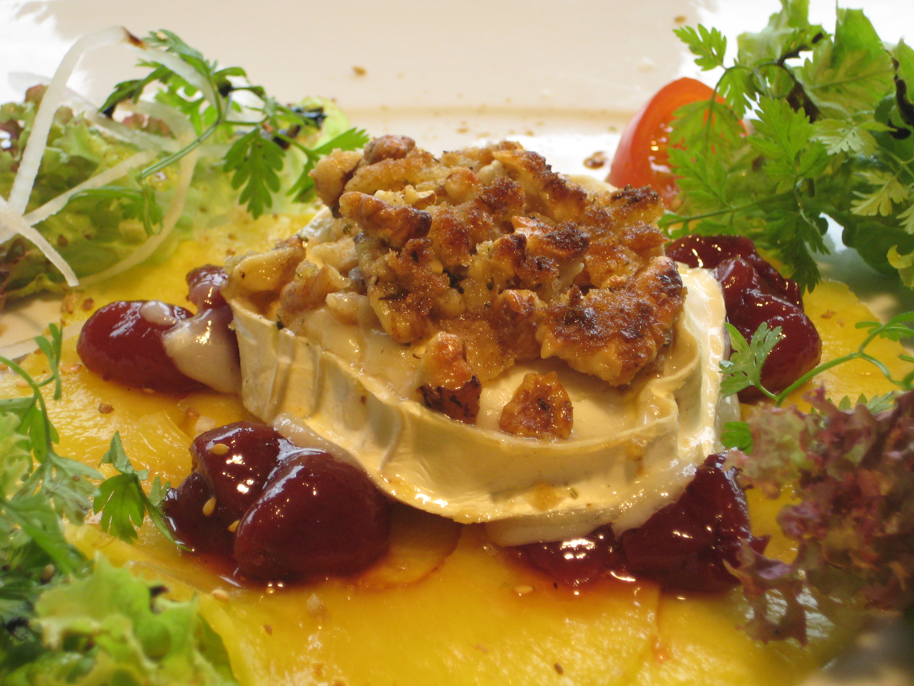 Im Restaurant „Landsknecht“, mit großer Terrasse, werden den Gästen frische und saisonale Speisen mit bevorzugt Produkten aus der Region serviert.
