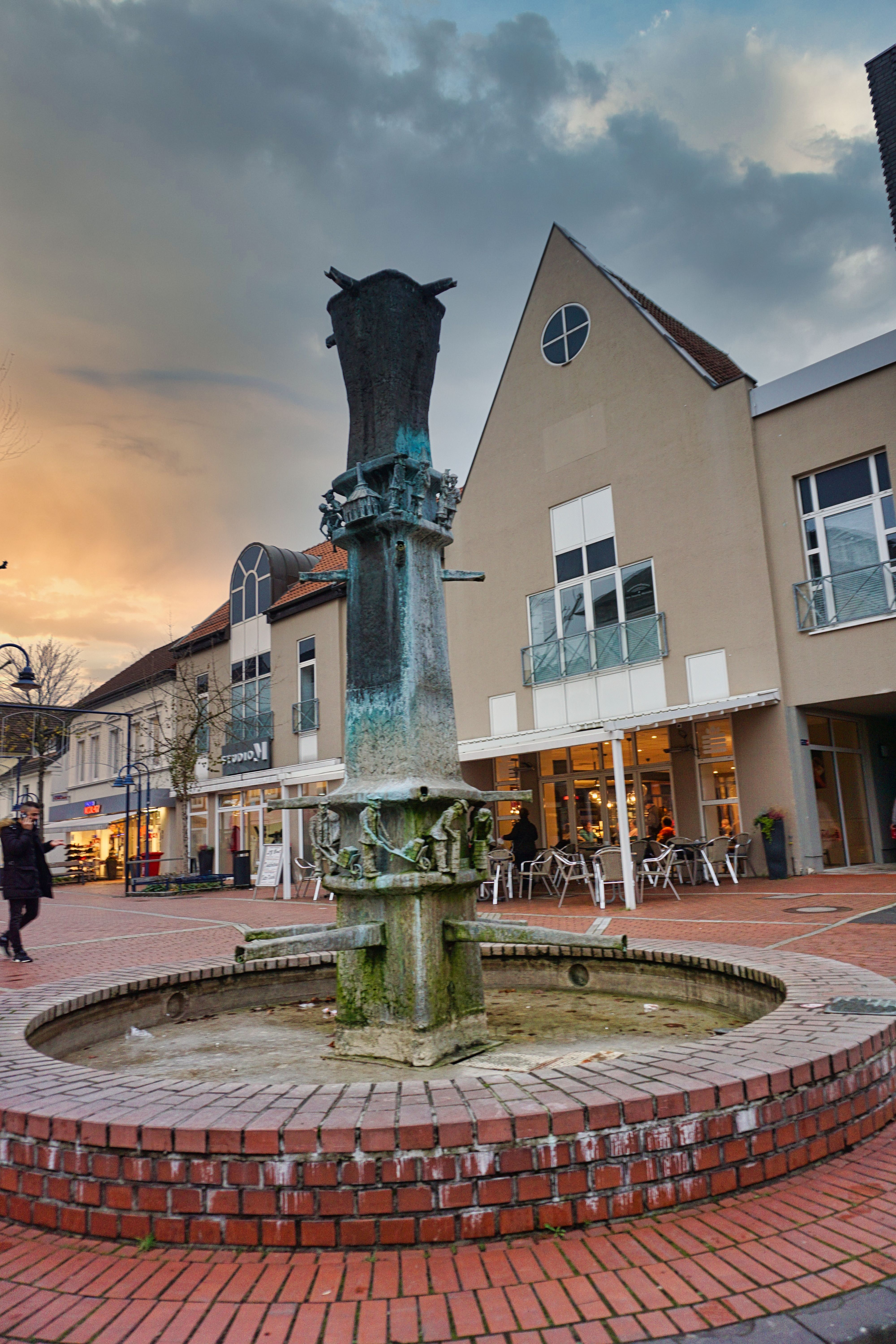 Zieglerbrunnen auf dem Marktplatz der Stadt Lage.
