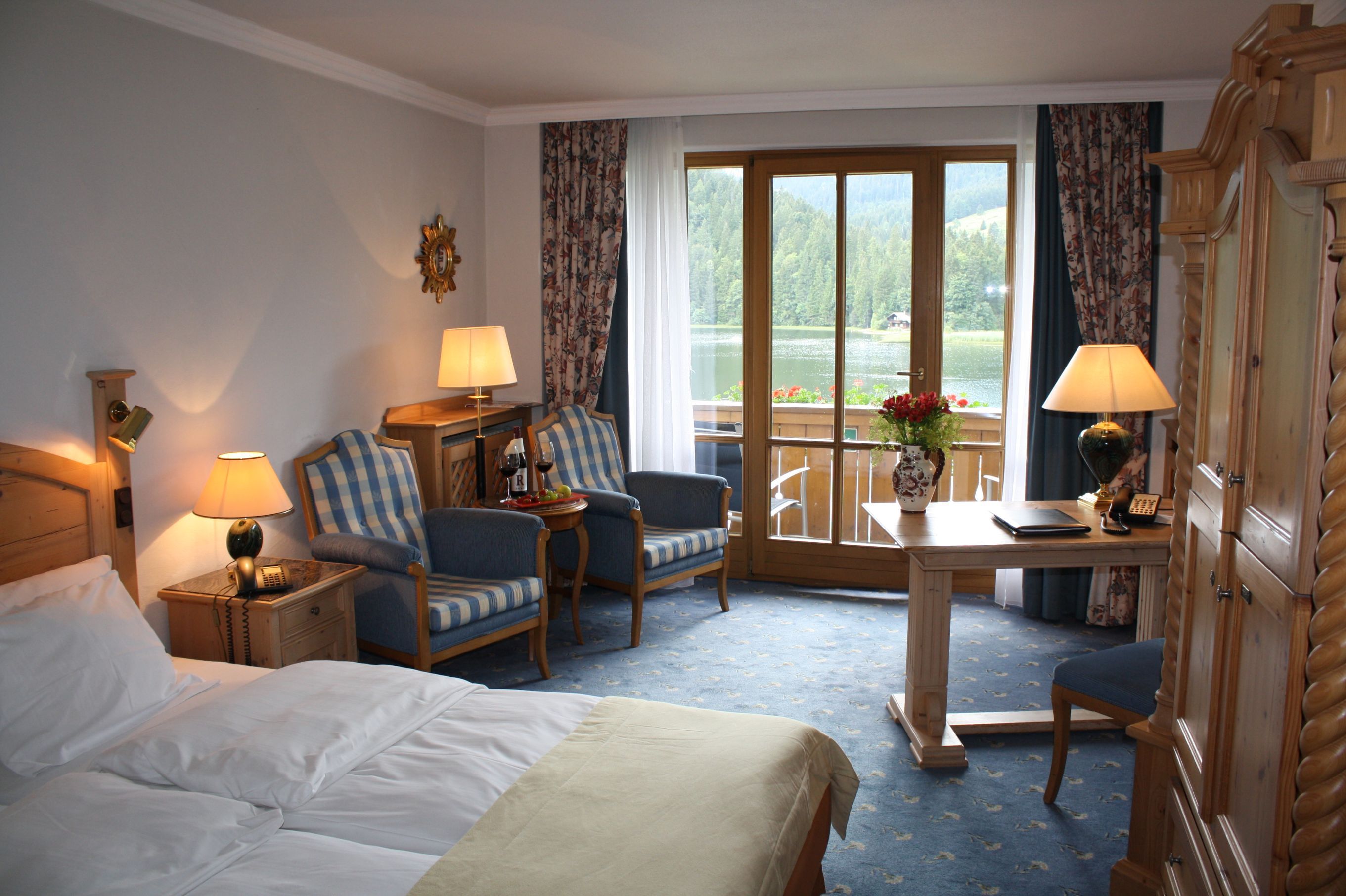 Zimmer mit Seeblick im Arabella Alpenhotel am Spitzingsee.
