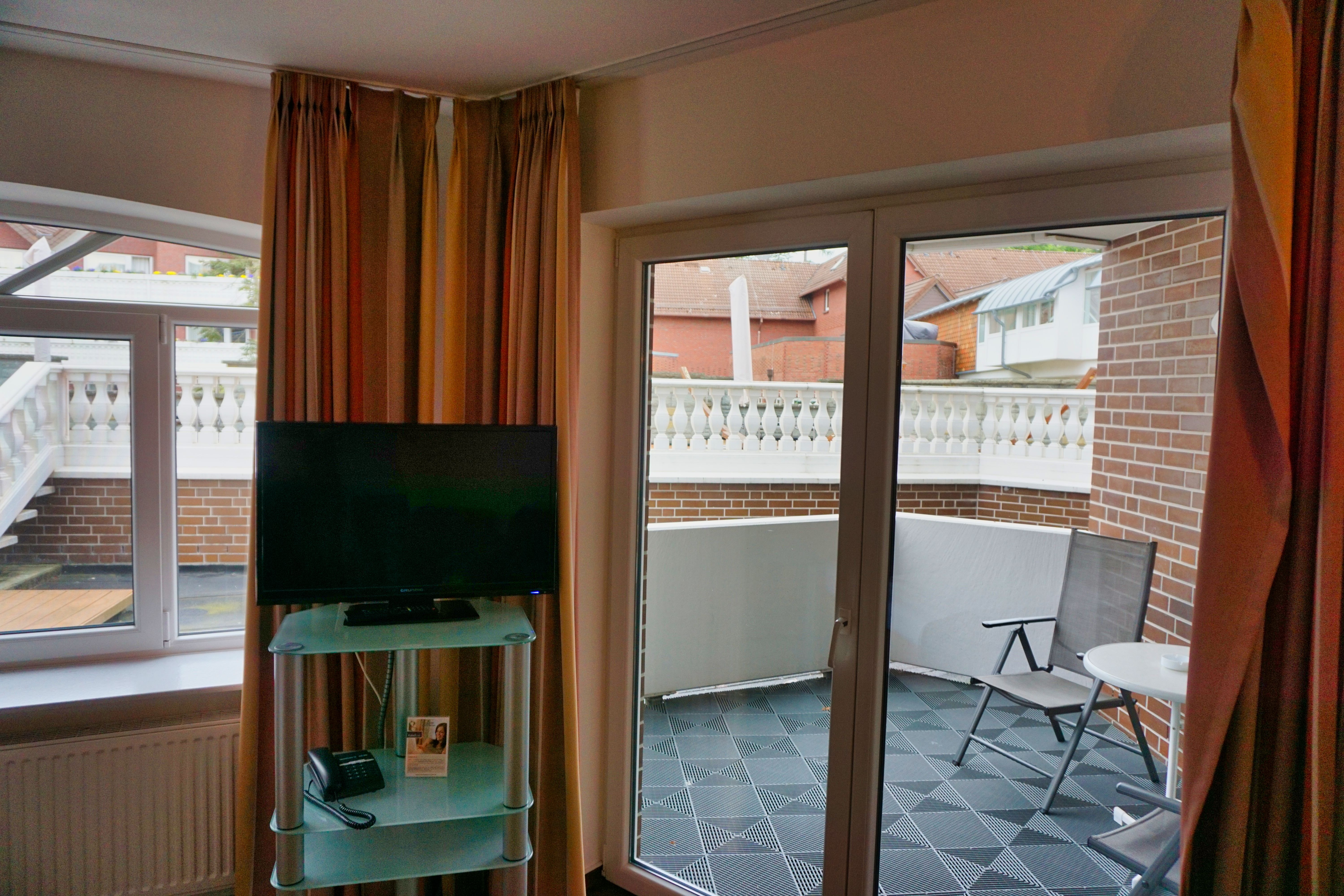 Zimmer mit Terrasse im Hotel Upstalsboom Landhotel Friesland, Varel.
