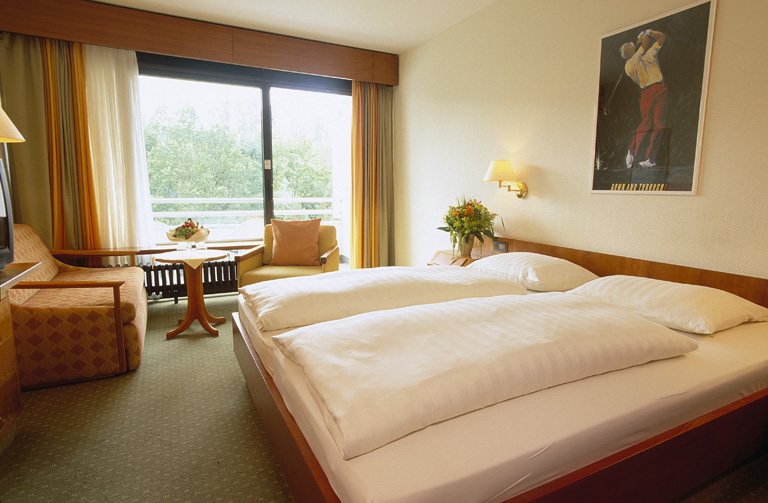 Zimmer im Dorint Seehotel & Resort Bitburg/Südeifel mit Balkon und Seeblick