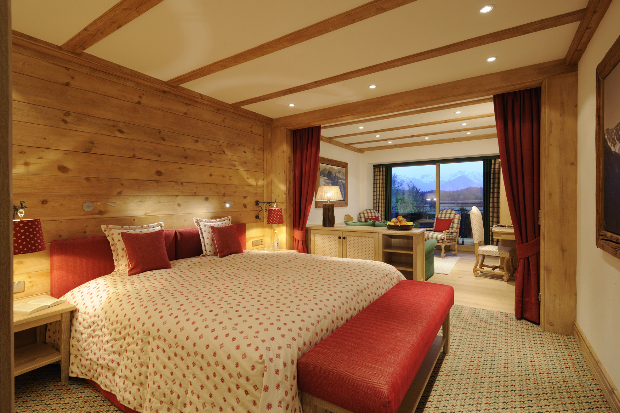 Doppelzimmer Deluxe Rotspitz im Sonnenalp Resort, Ofterschwang.
