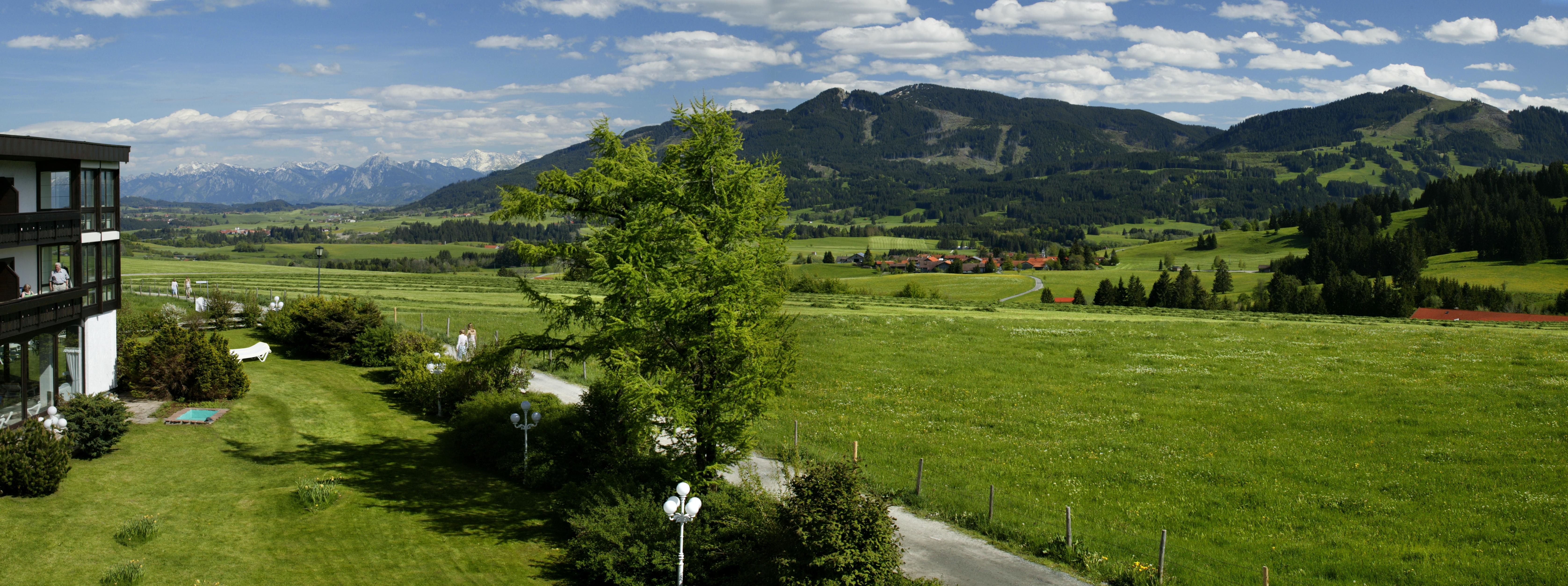 Bühnenreifer Blick über die Wiesen in das Zugspitzmassiv – das Vitalhotel „Die Mittelburg bietet Schauplätze allein durch seine Lage.
