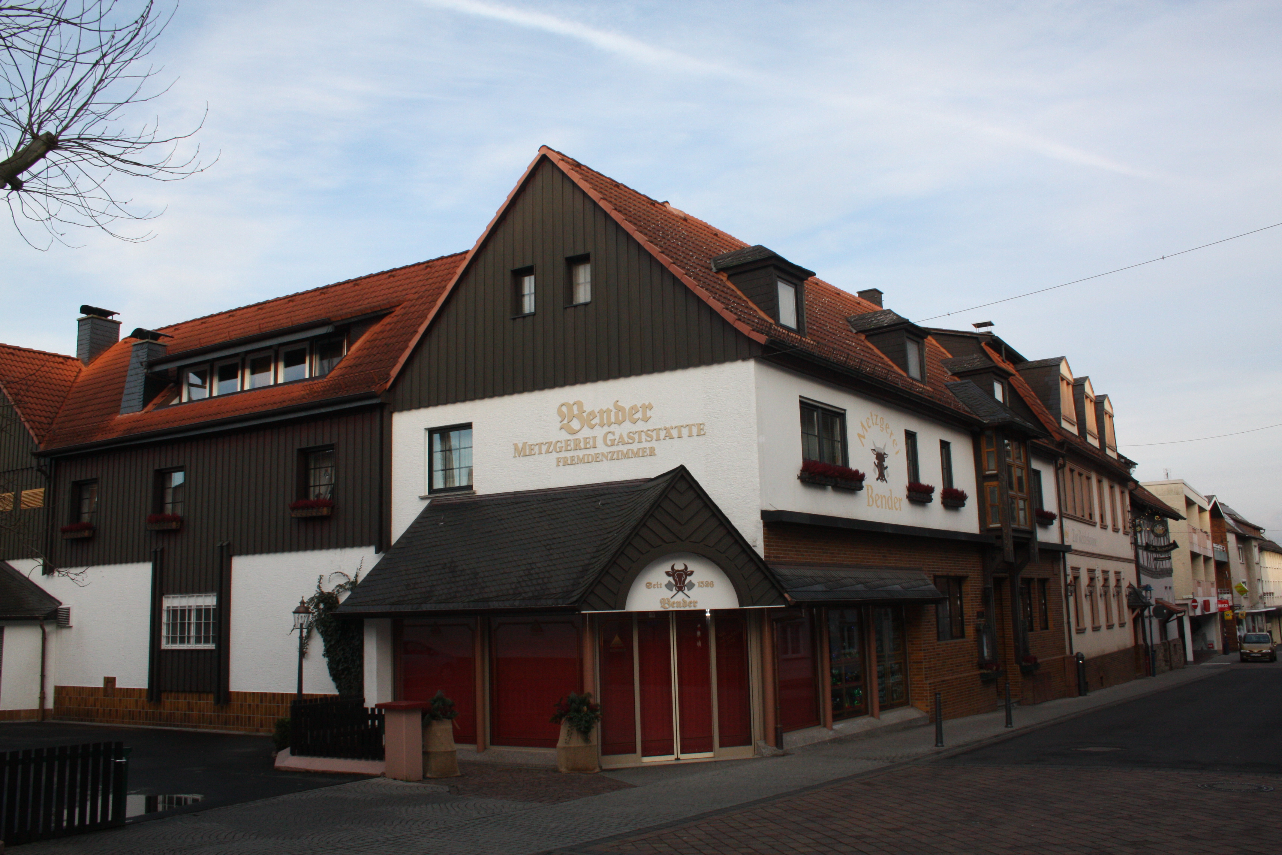 Außenansicht der Metzgerei Bender und der Gaststätte mit Pension Zur Reichskrone, Hungen.
