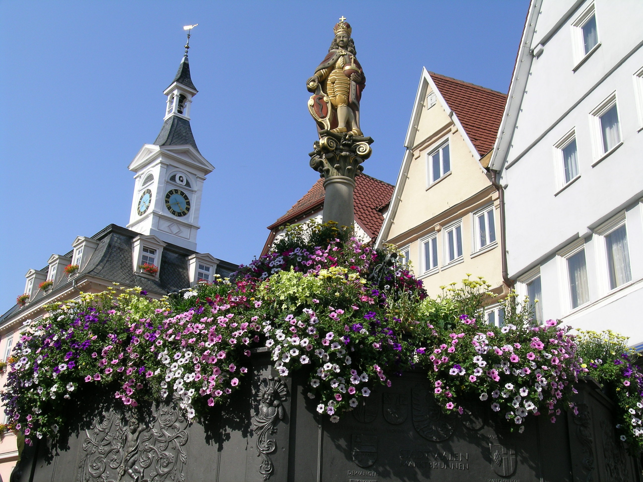 Der Aalener Marktplatz mit Marktbrunnen und Spionturm