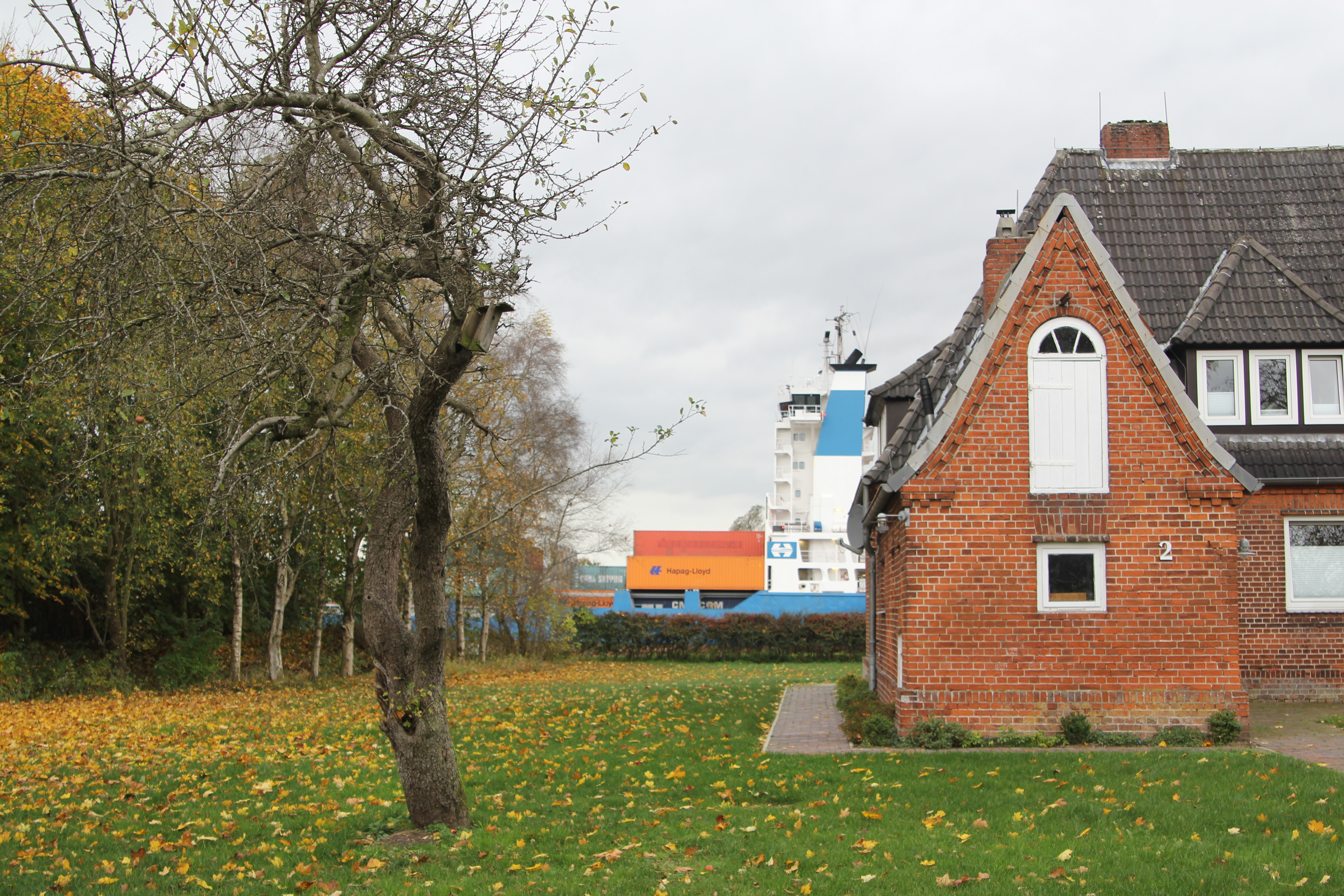 Im zweistöckigen Lotsenhaus, dessen Betreiber das Landhotel AHOI in Breiholz im Kreis Rendsburg-Eckernförde ist, können Landratten ein ungewohntes Schauspiel beobachten: Die Ablösung des in Brunsbüttel oder Kiel zugestiegenen Lotsen am einzigen Wechselpunkt des Nord-Ostsee-Kanals.
