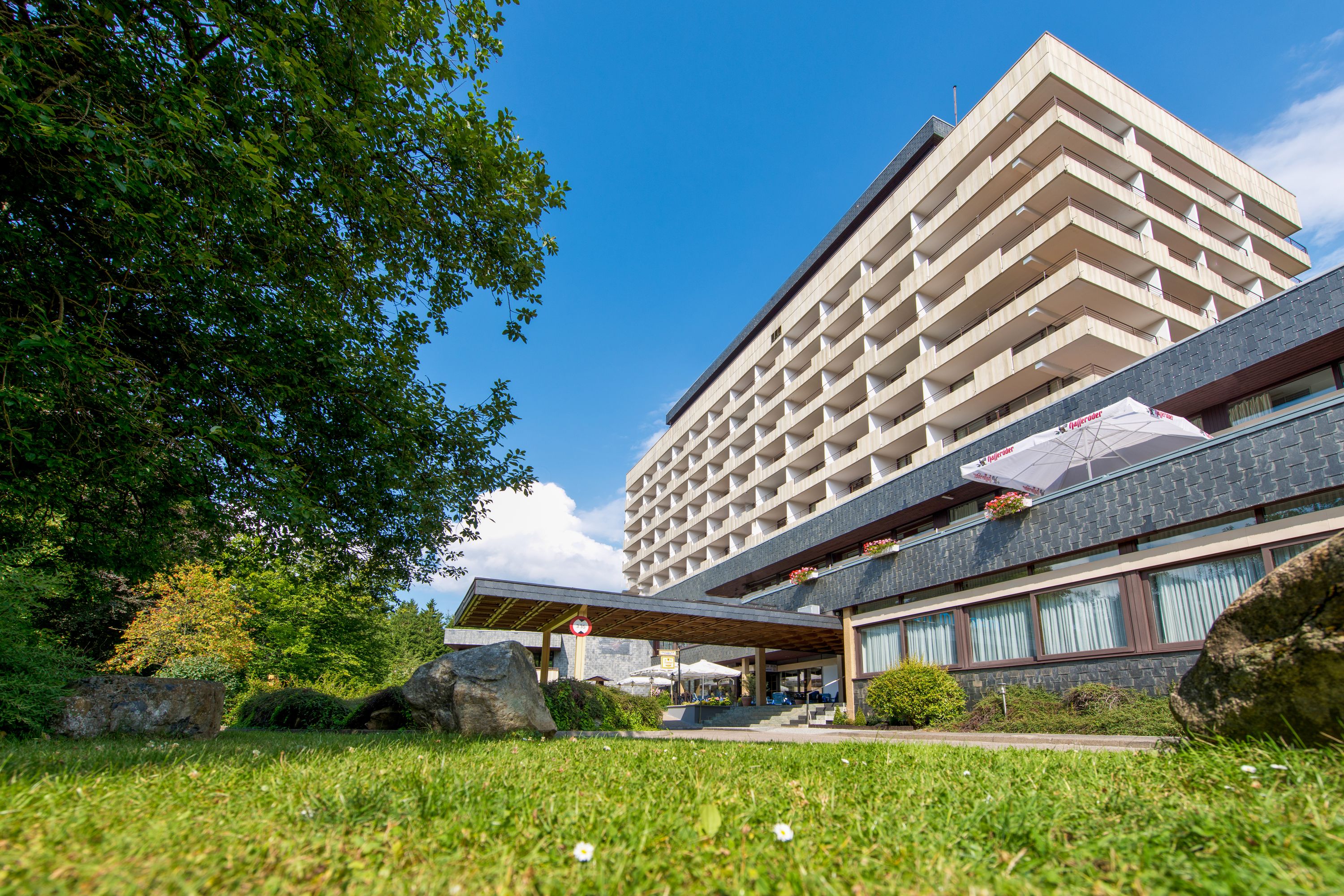 Außenansicht im Sommer, AHORN Harz Hotel Braunlage.