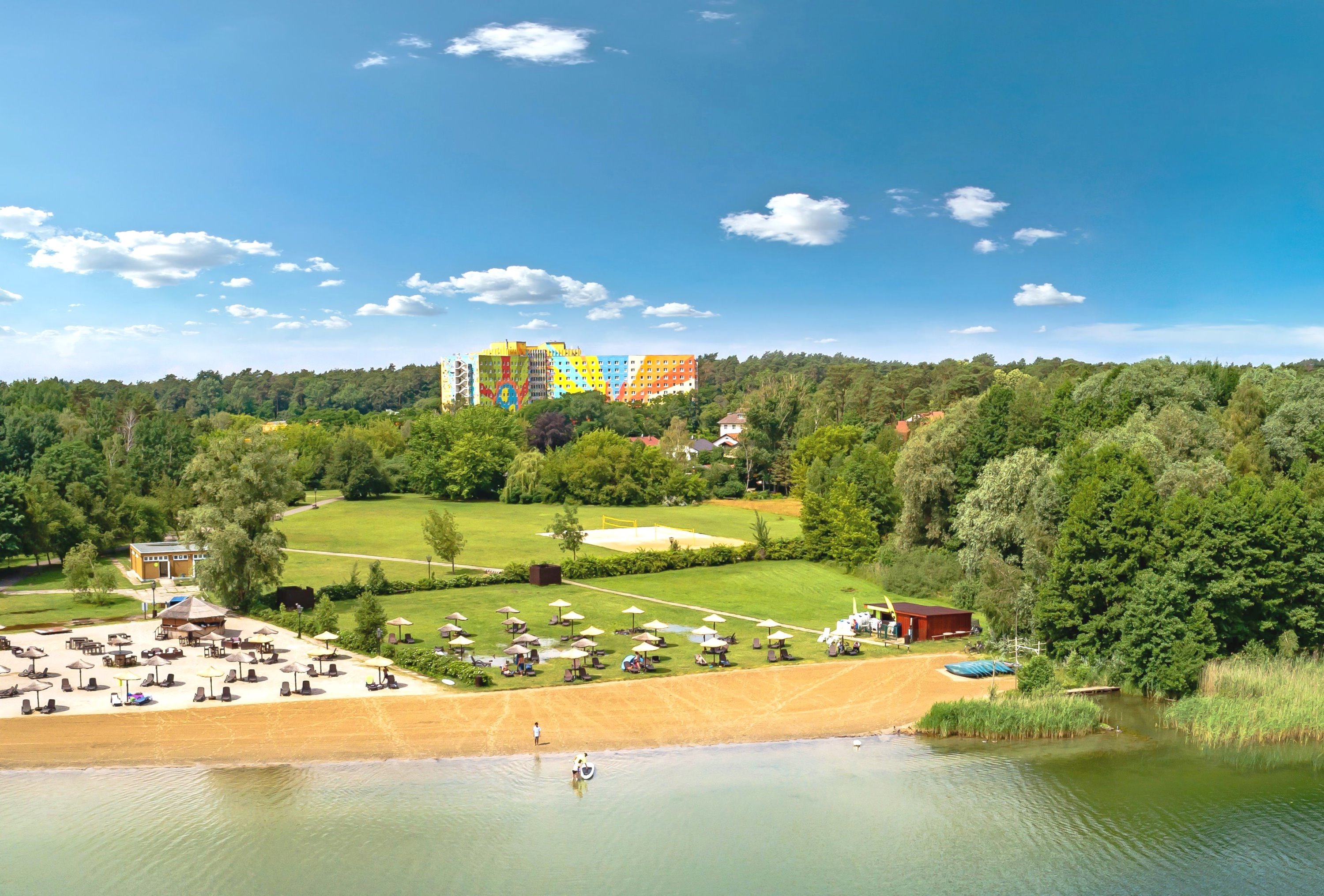 Außenansicht mit Strand, AHORN Seehotel Templin.