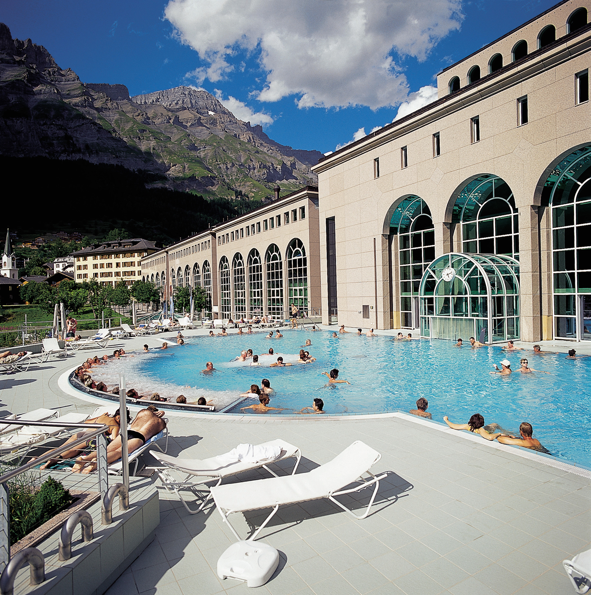 Panoramaansicht des Außenbeckens vom Lindner Alpentherme Leukerbad.