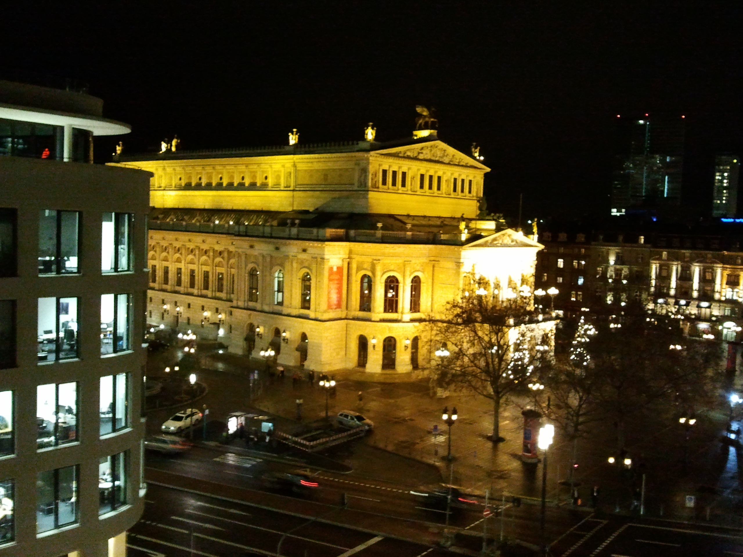 Alte Oper in Frankfurt am Main bei Nacht - kurz vor heilig Abend mit festlicher Beleuchtung.
