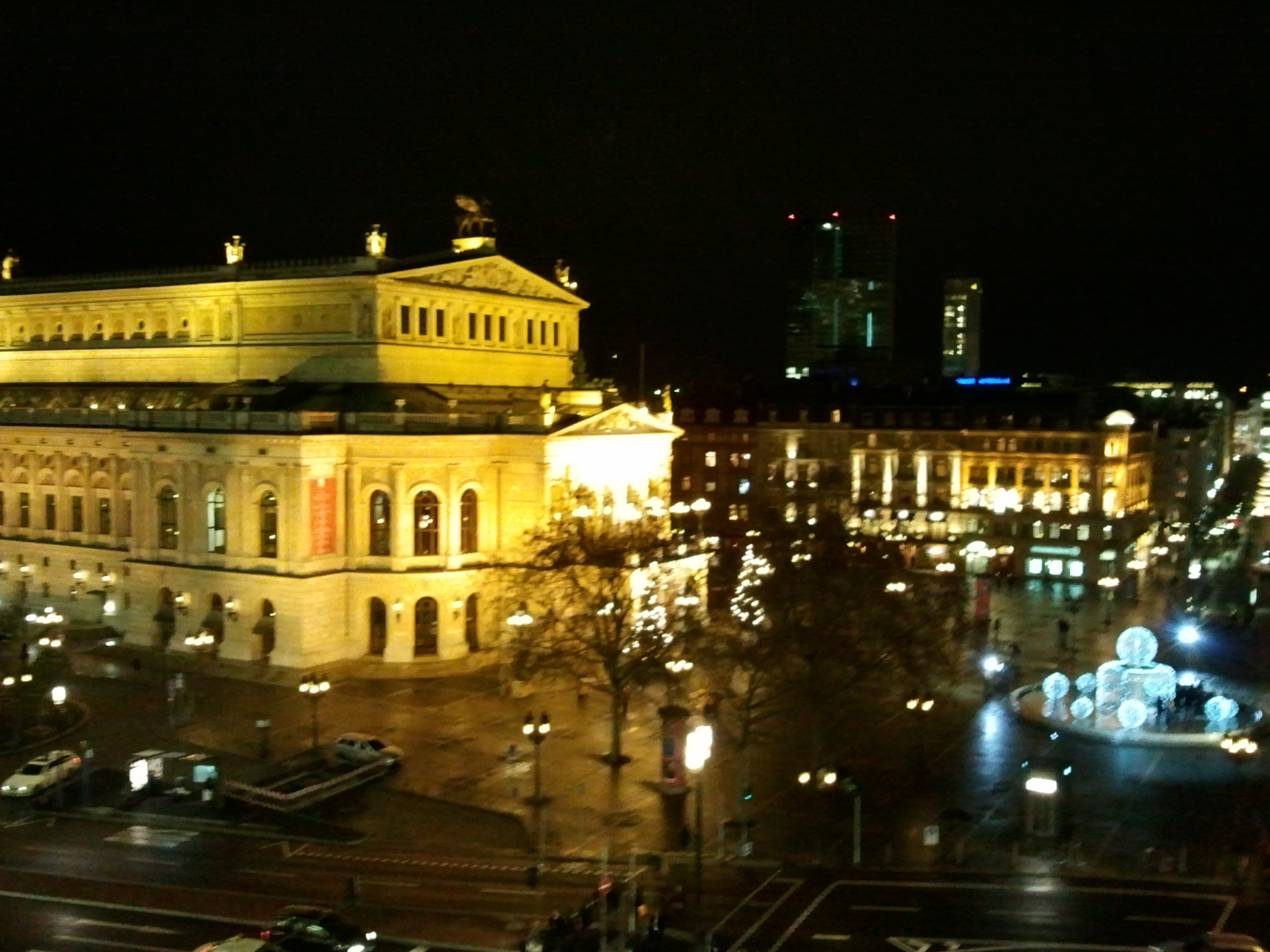 Alte Oper in Frankfurt am Main bei Nacht - kurz vor Heiligabend mit festlicher Beleuchtung.
