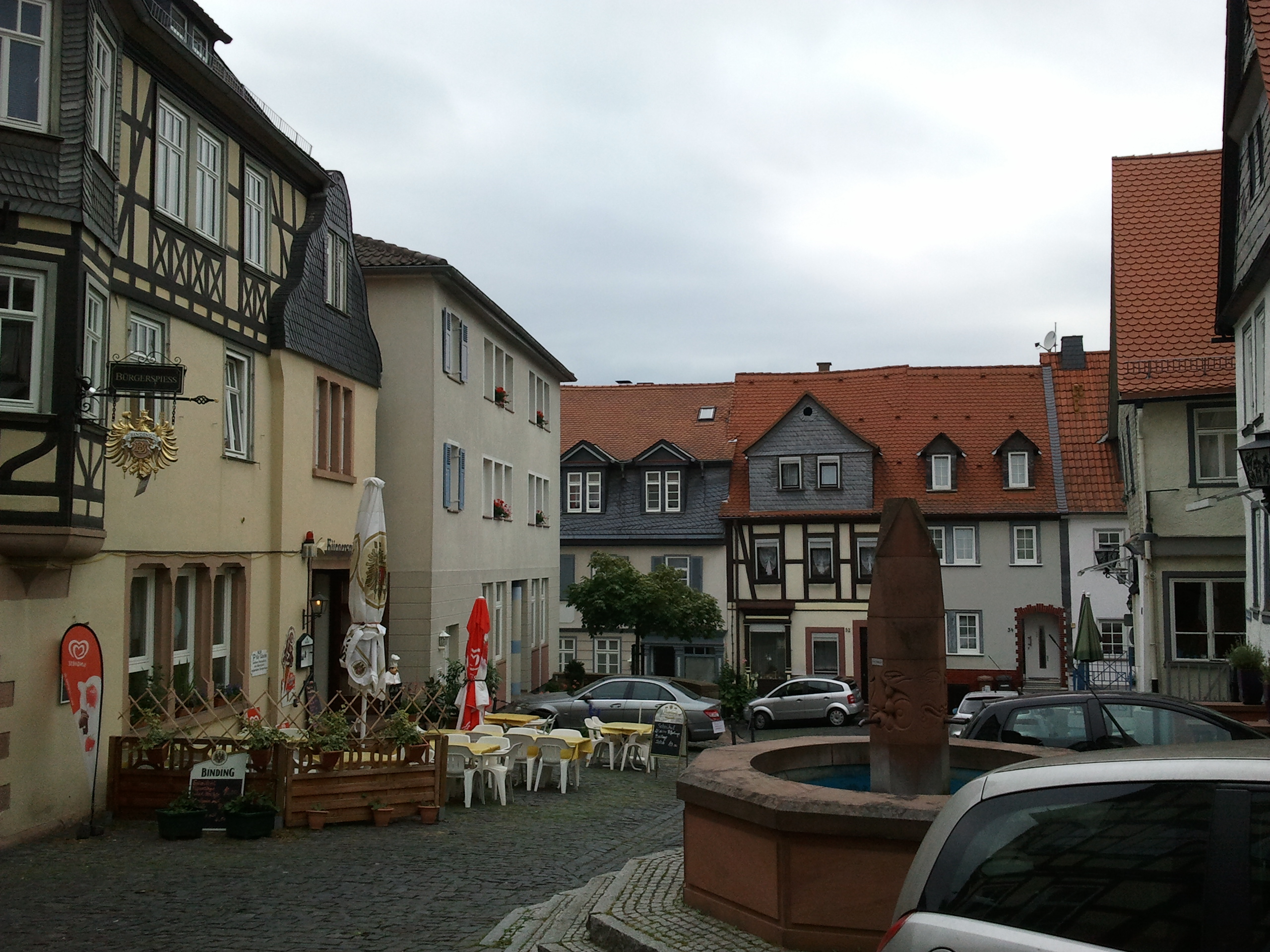 Altstadt von Ortenberg mit Brunnen.