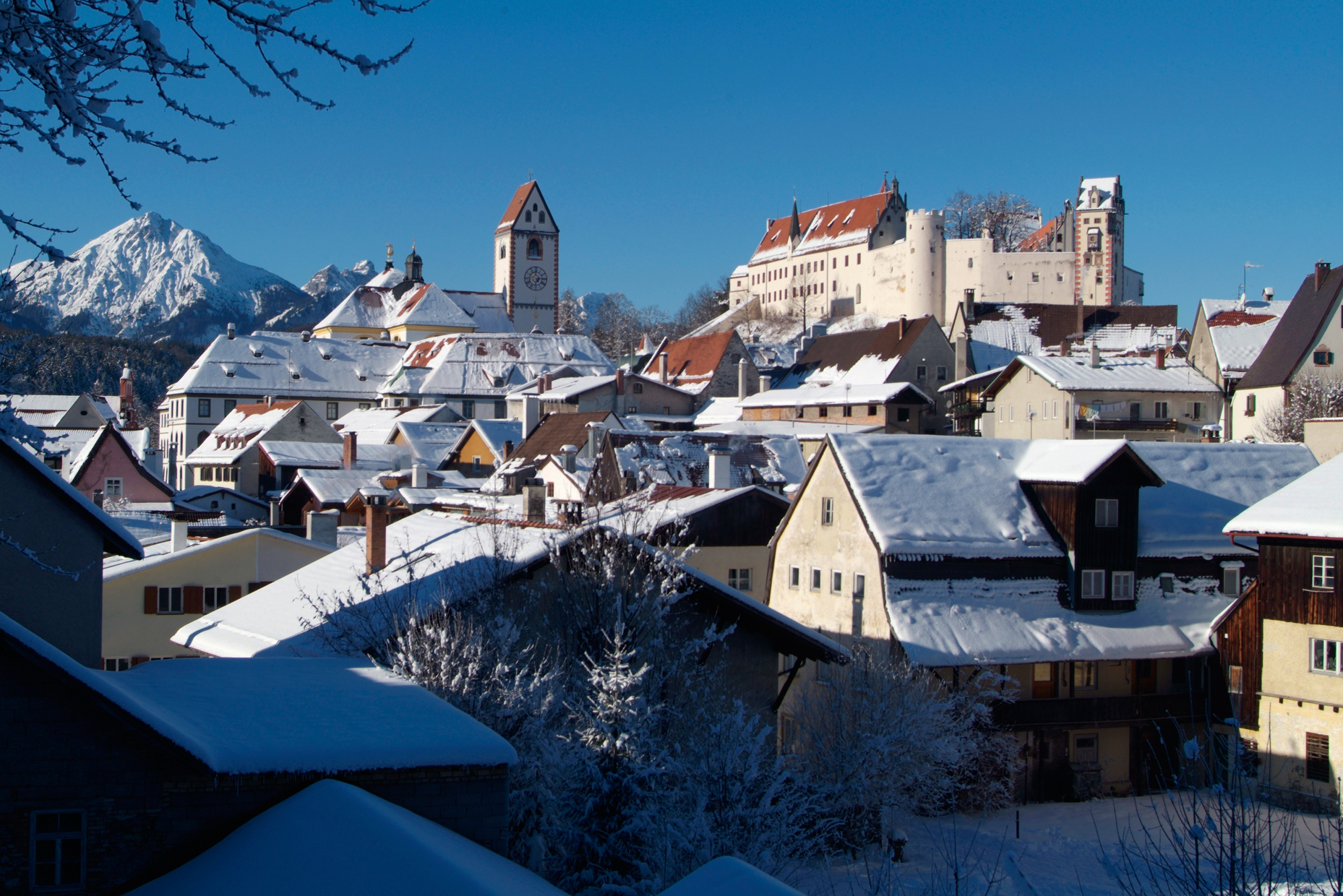 Die Altstadt von Füssen im Winter.
