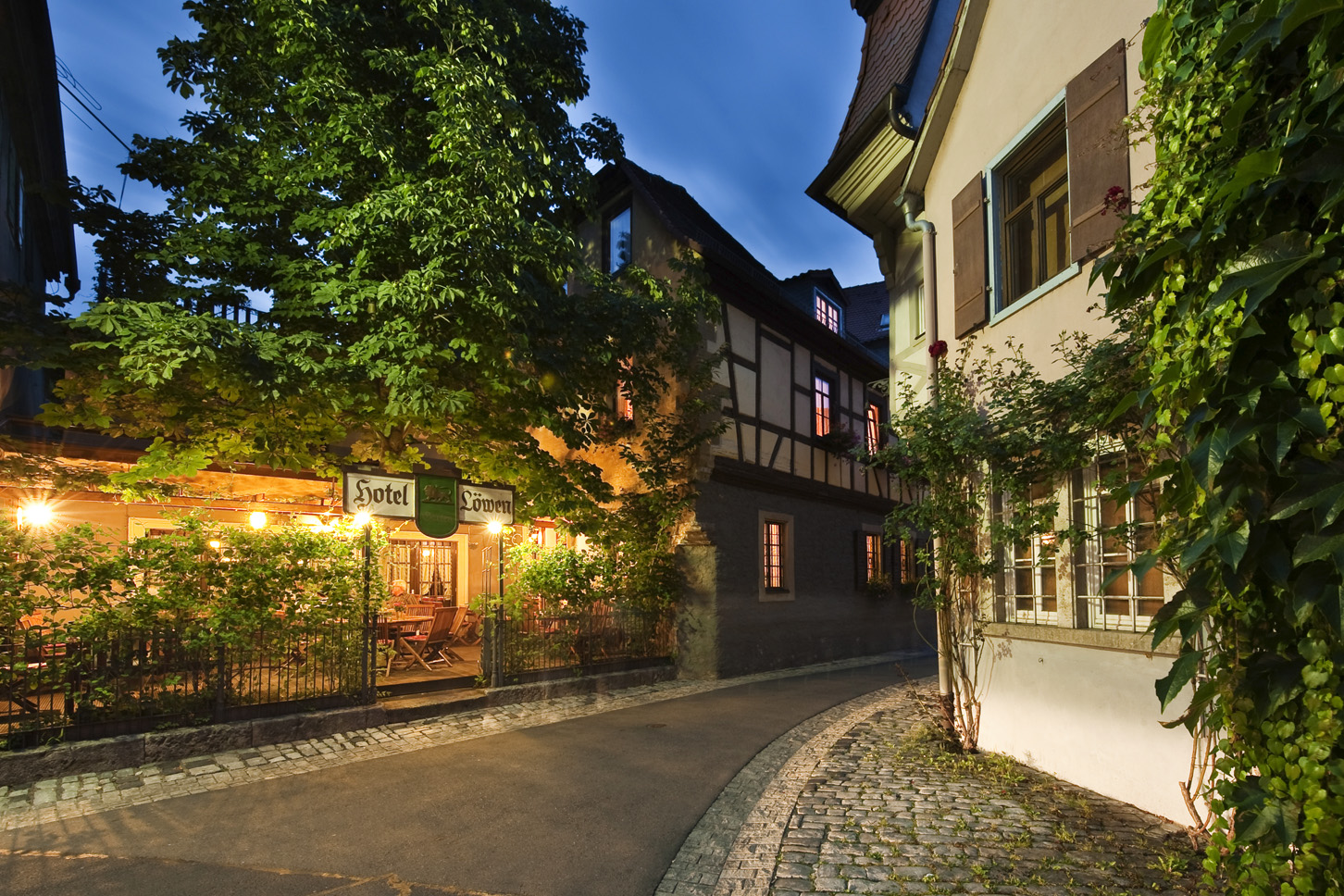 Biergarten bei Abend im Ringhotel Löwen, Marktbreit.
