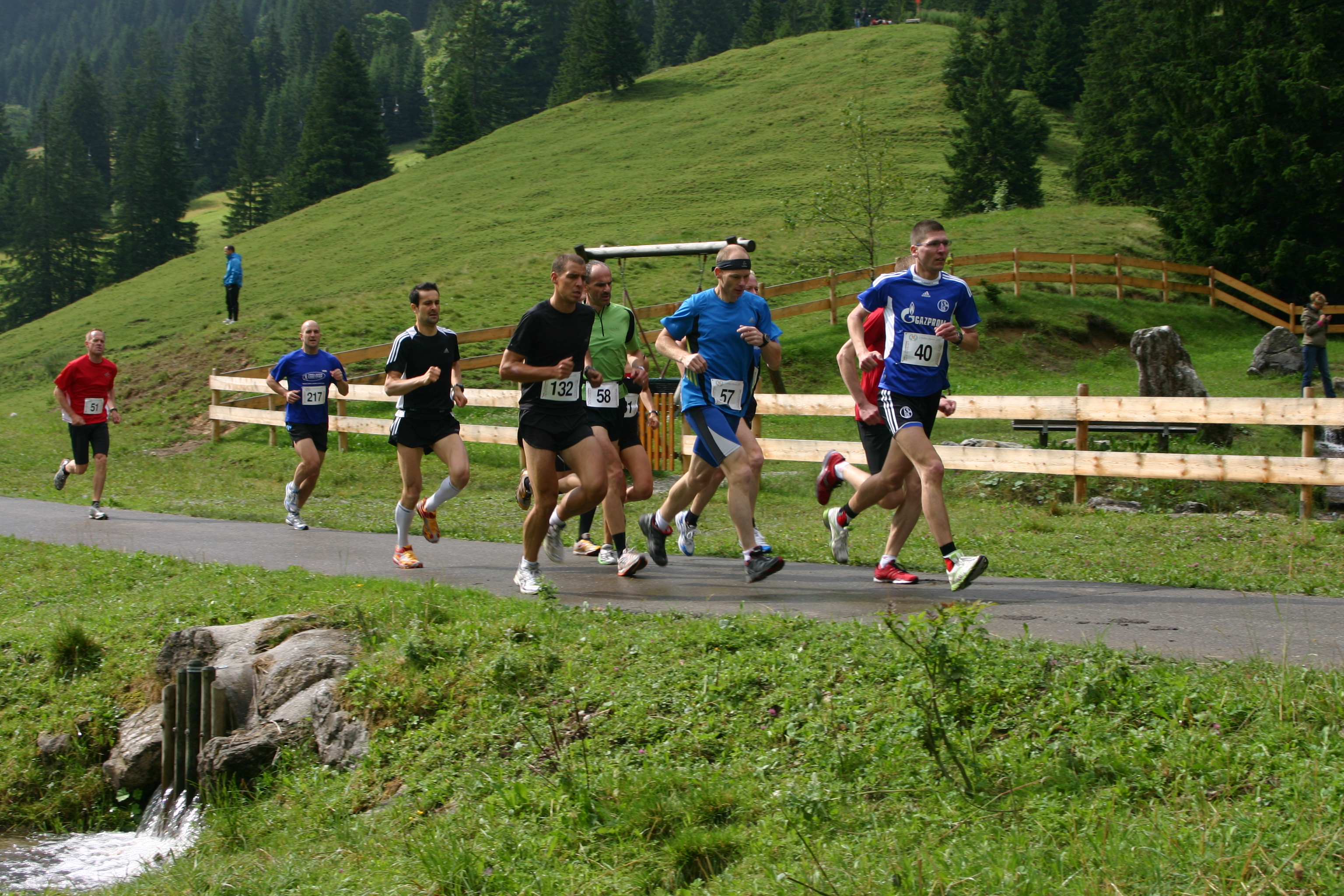 Beim legendären Drei-Hütten-Rennen im Tannheimer Tal haben die Läufer über 12 Kilometer Strecke zu bewältigen.
