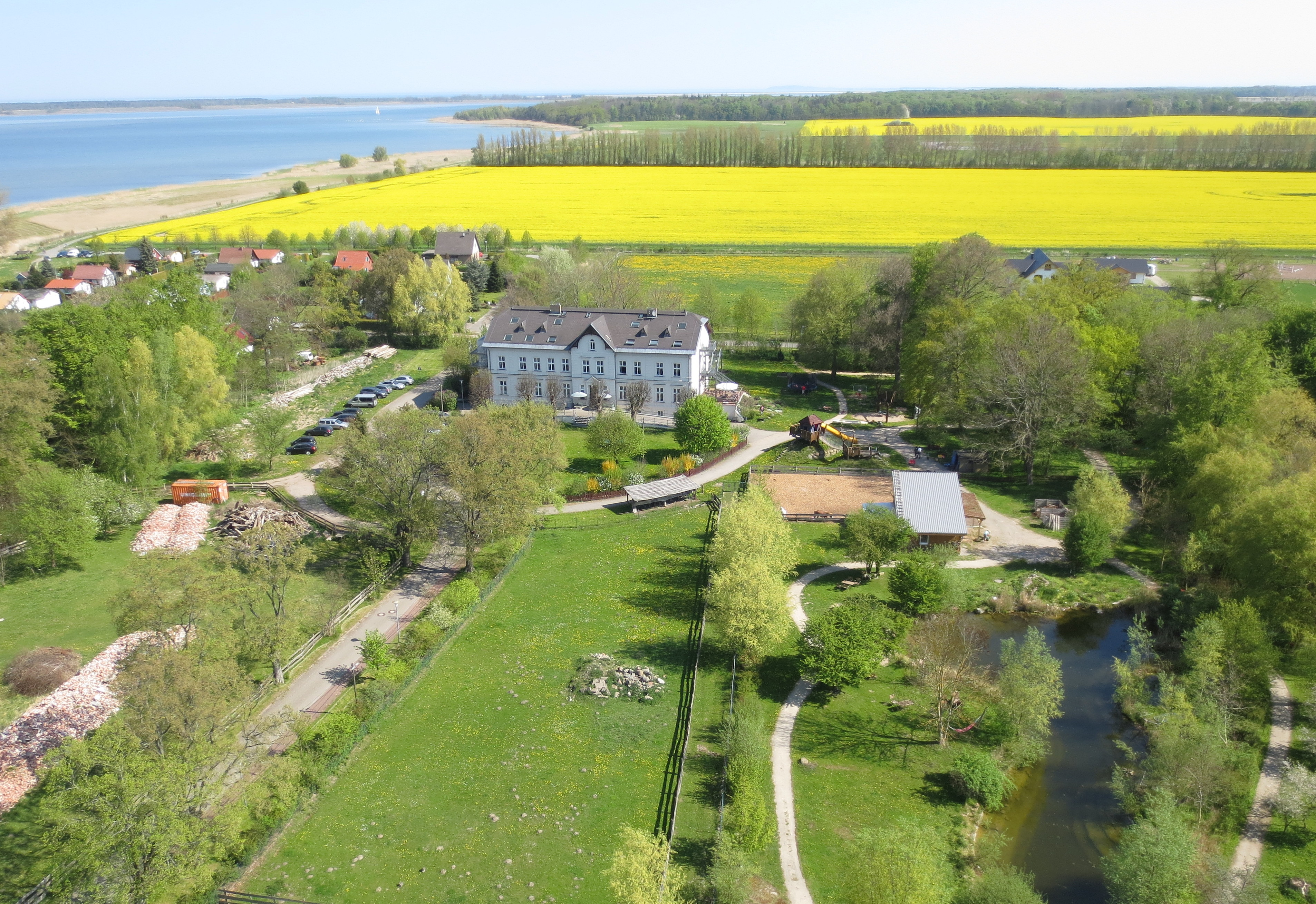 Bio- und Familienhotel Gut Nisdorf, Altenpleen.
