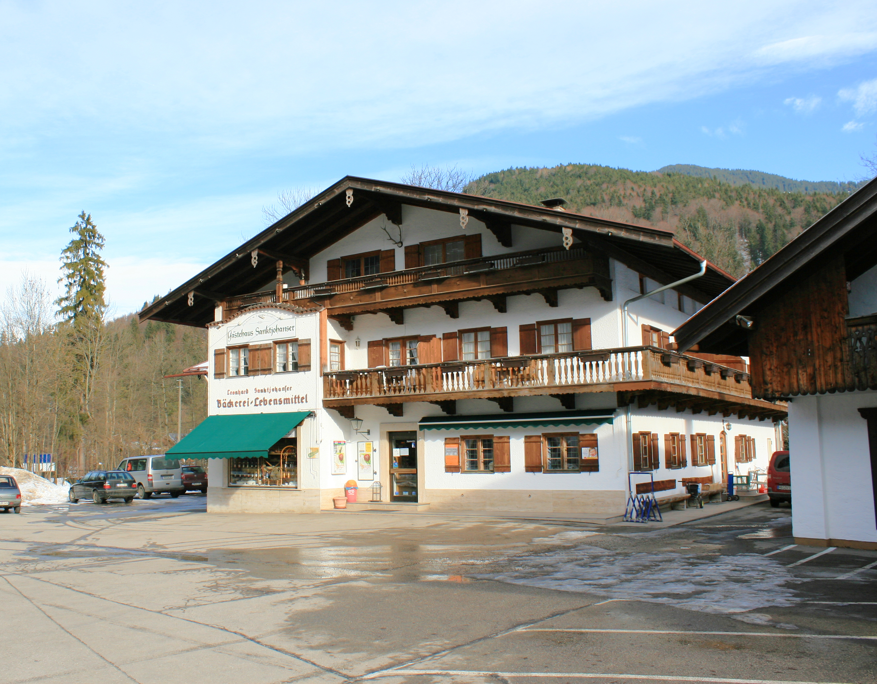 Das Gästehaus Sanktjohanser in Kreuth in der Außenansicht.
