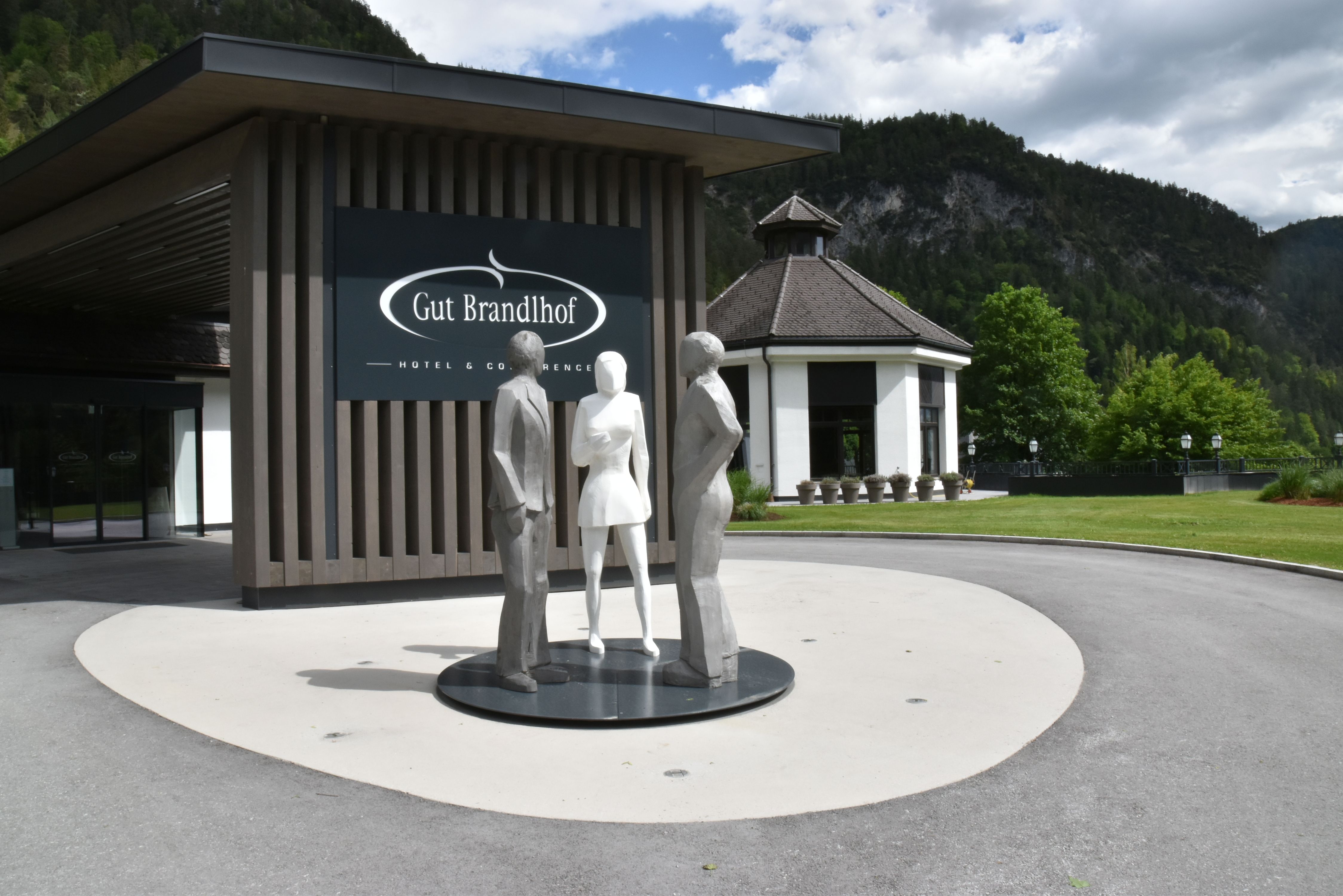 Holzfiguren am Eingang des Hotel Gut Brandlhof, Saalfelden am Steinernen Meer.
