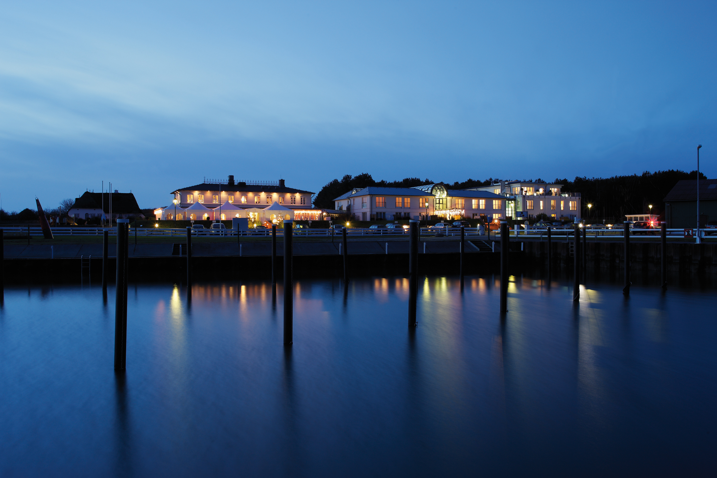 Hotel Fährhaus Sylt in der Außenansicht bei Abend.
