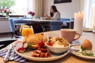 Frühstücks-Lounge als Treffpunkt im Hotel „Jess... am Meer“, Büsum.
